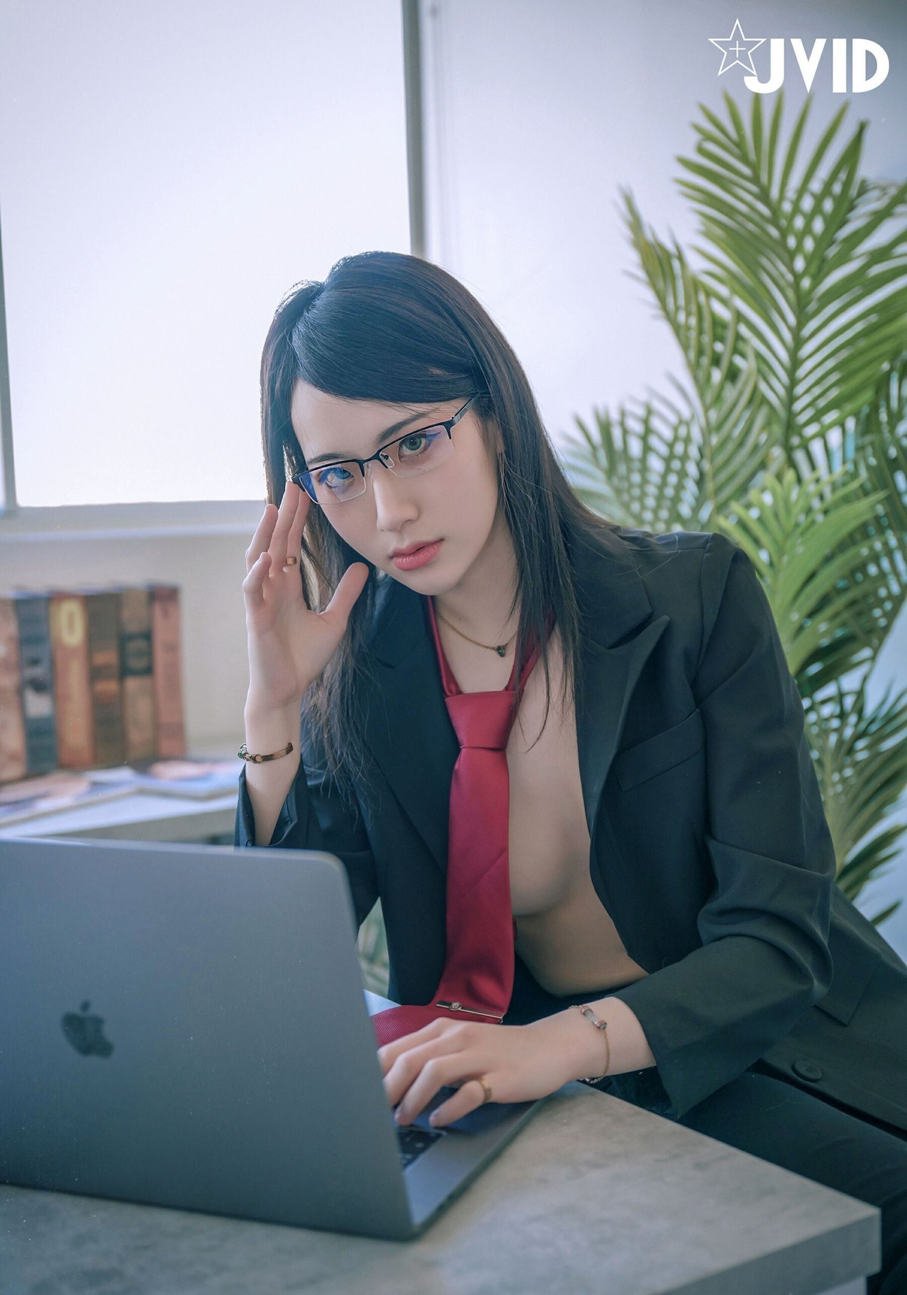 JVID อา黎《บันทึกประจำวันของนักศึกษาฝึกงานที่ทำงานเปลือยกาย》