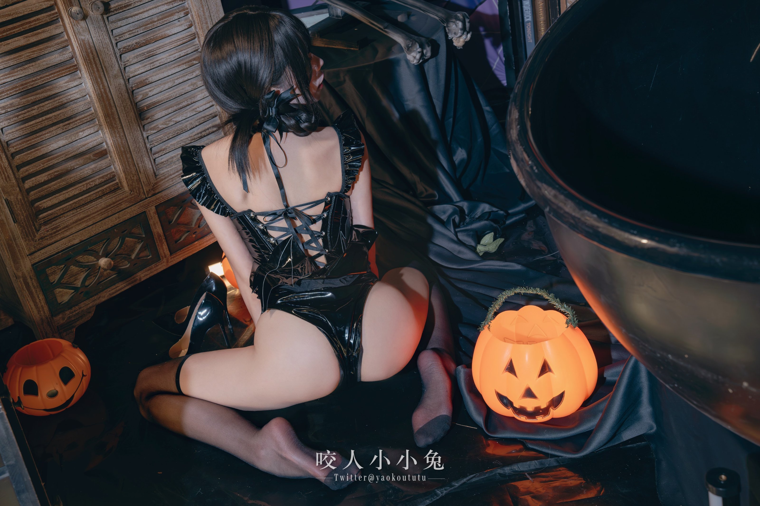 Bite a Bunny Girl ovo - Halloween Little Devil