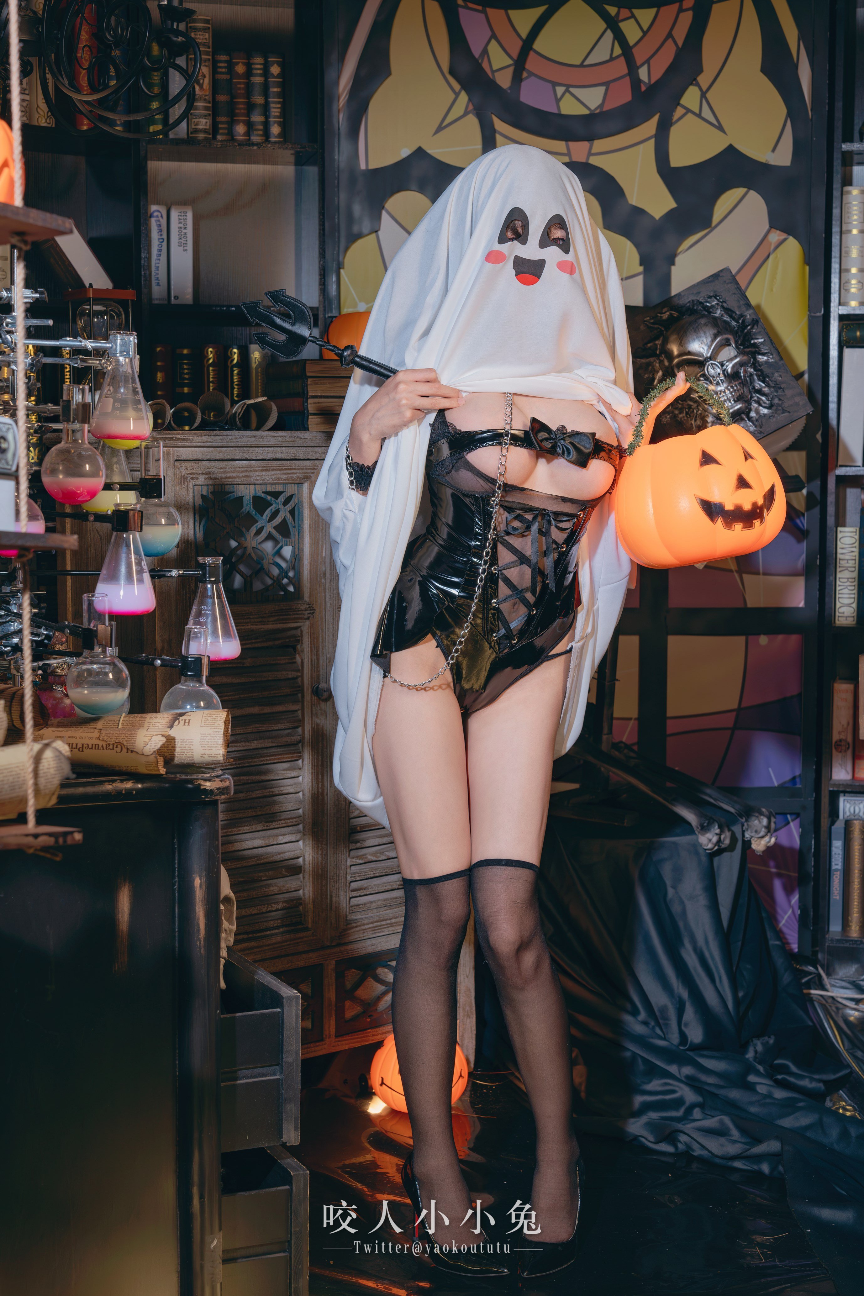 Bite a Bunny Girl ovo - Halloween Little Devil