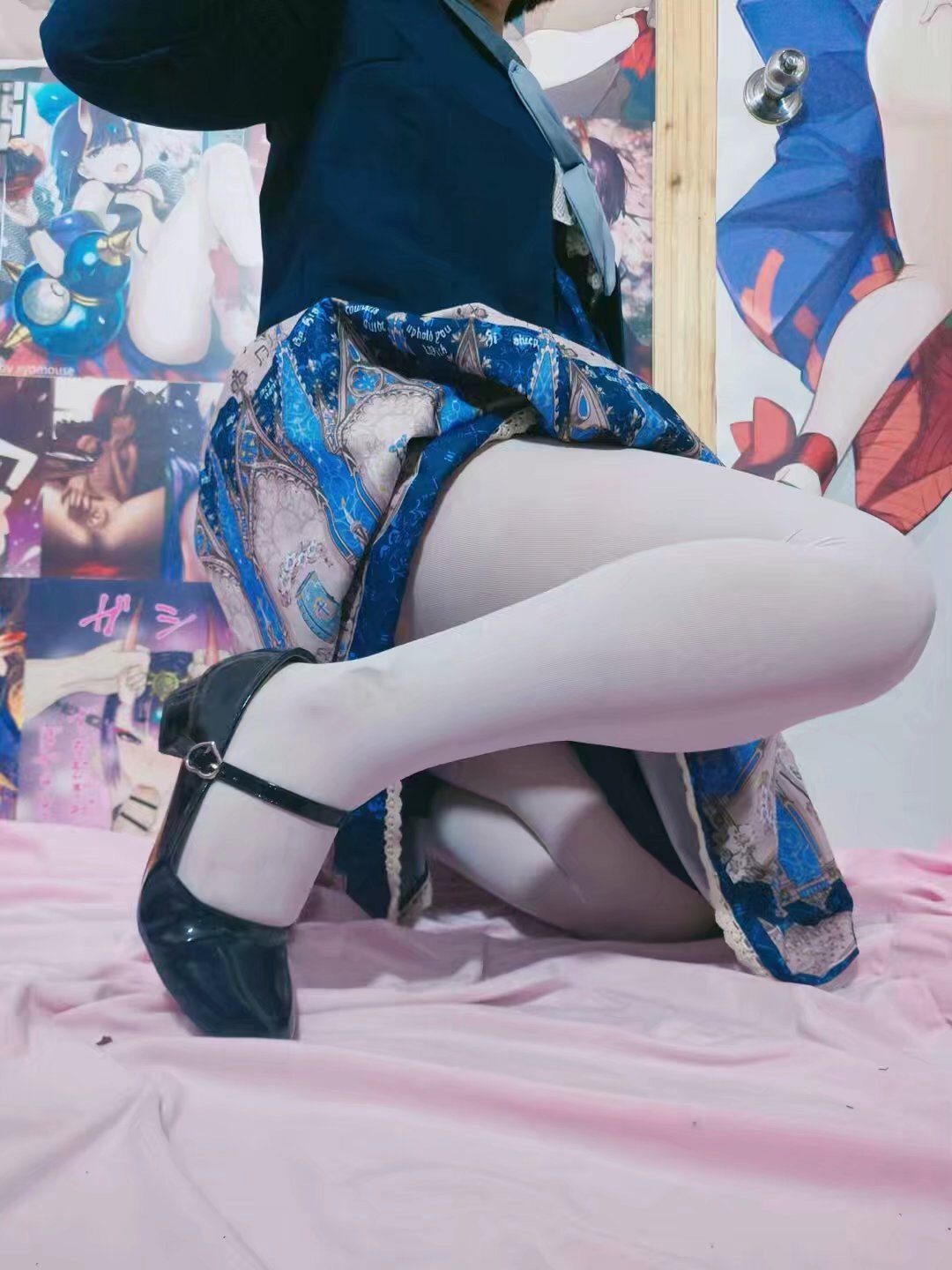 Three-Inch  belle ta - Foot Fetish Toying with Small Feet