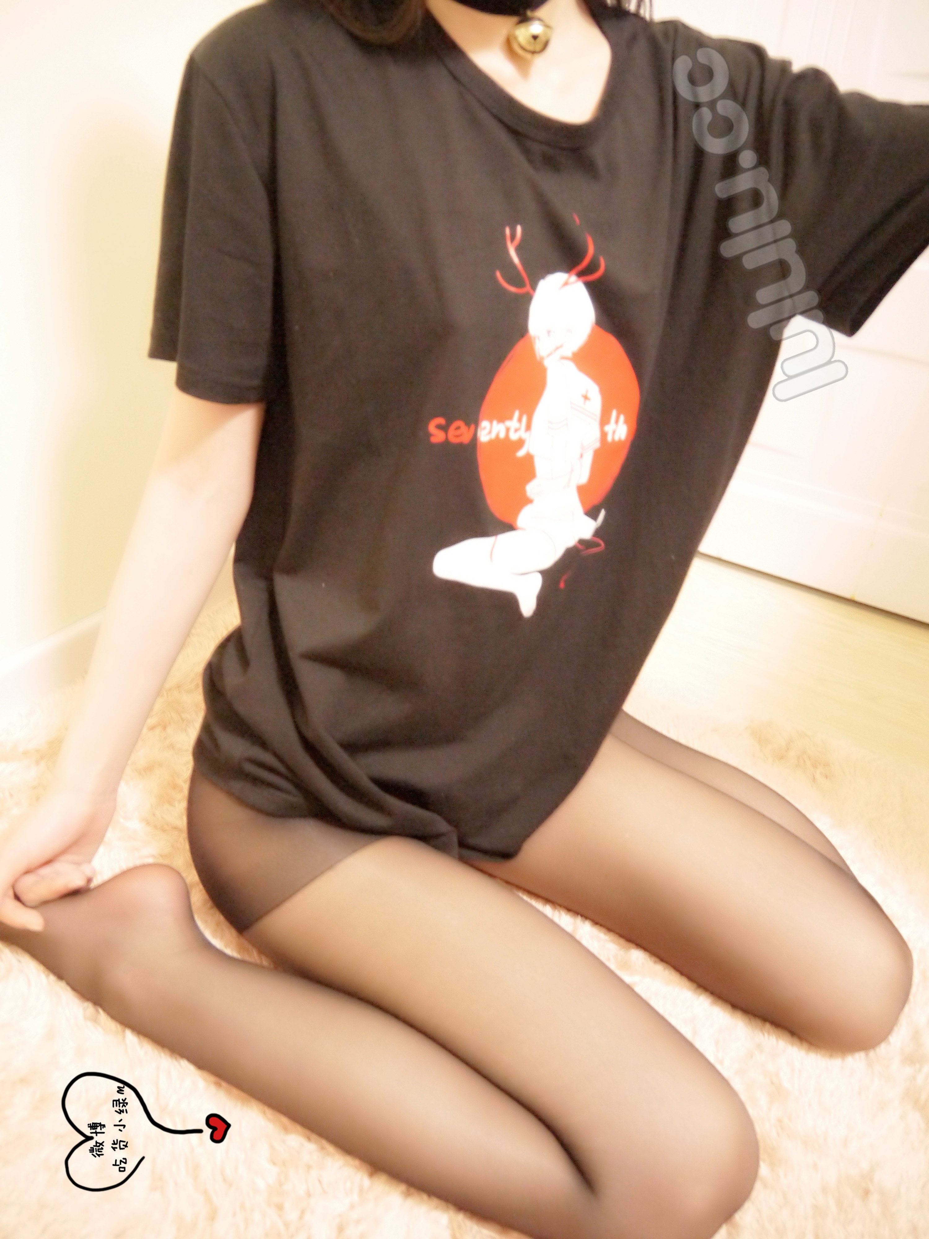 เอ็นทีอาร์สาวน้อย - เสื้อทีไม่สวมชั้นในถุงน่องดำ