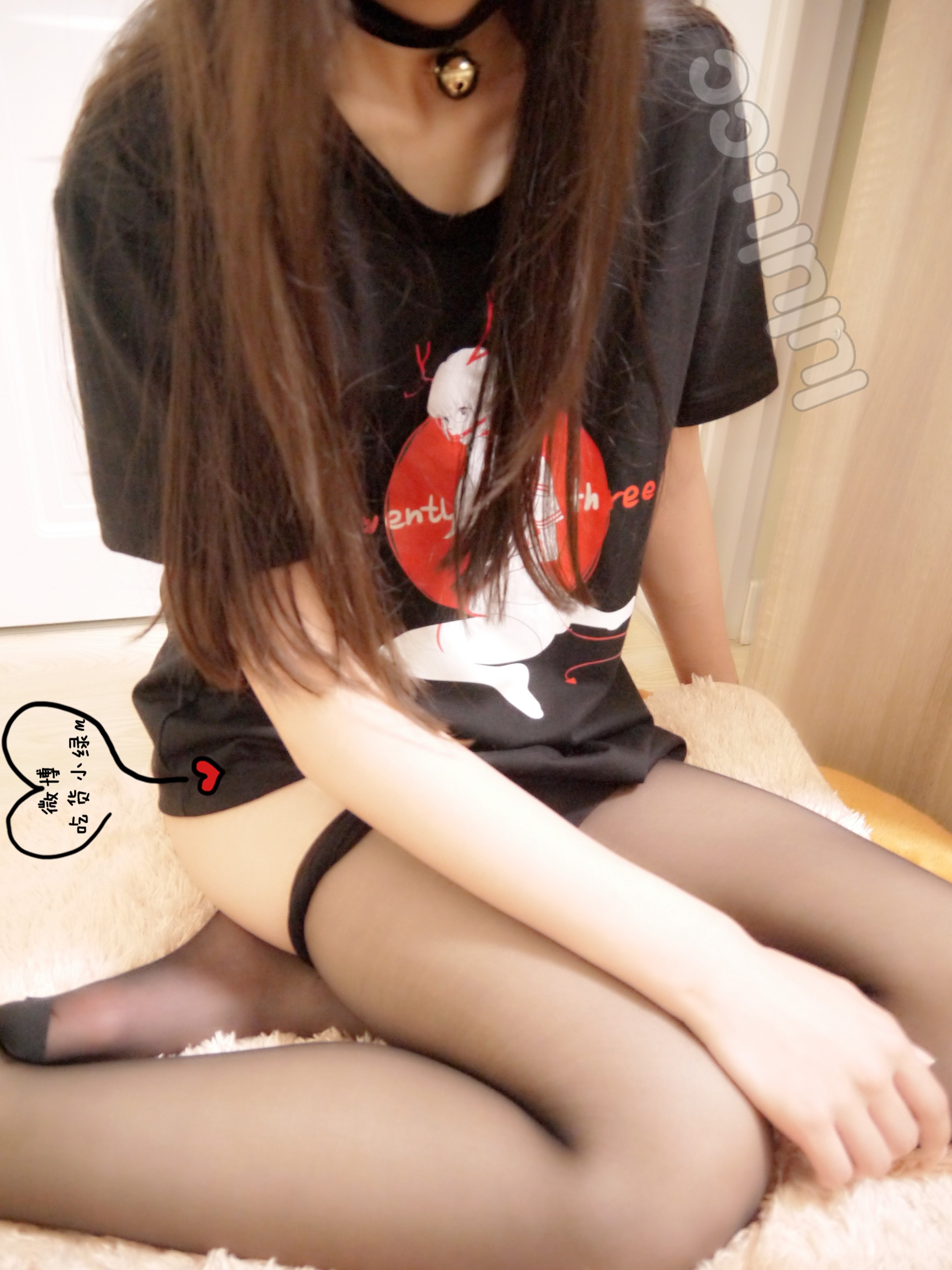 เอ็นทีอาร์สาวน้อย - เสื้อทีไม่สวมชั้นในถุงน่องดำ