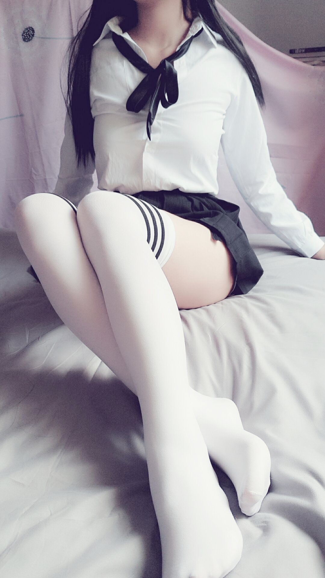 Qian Wu Ying Luo - White Shirt White Socks