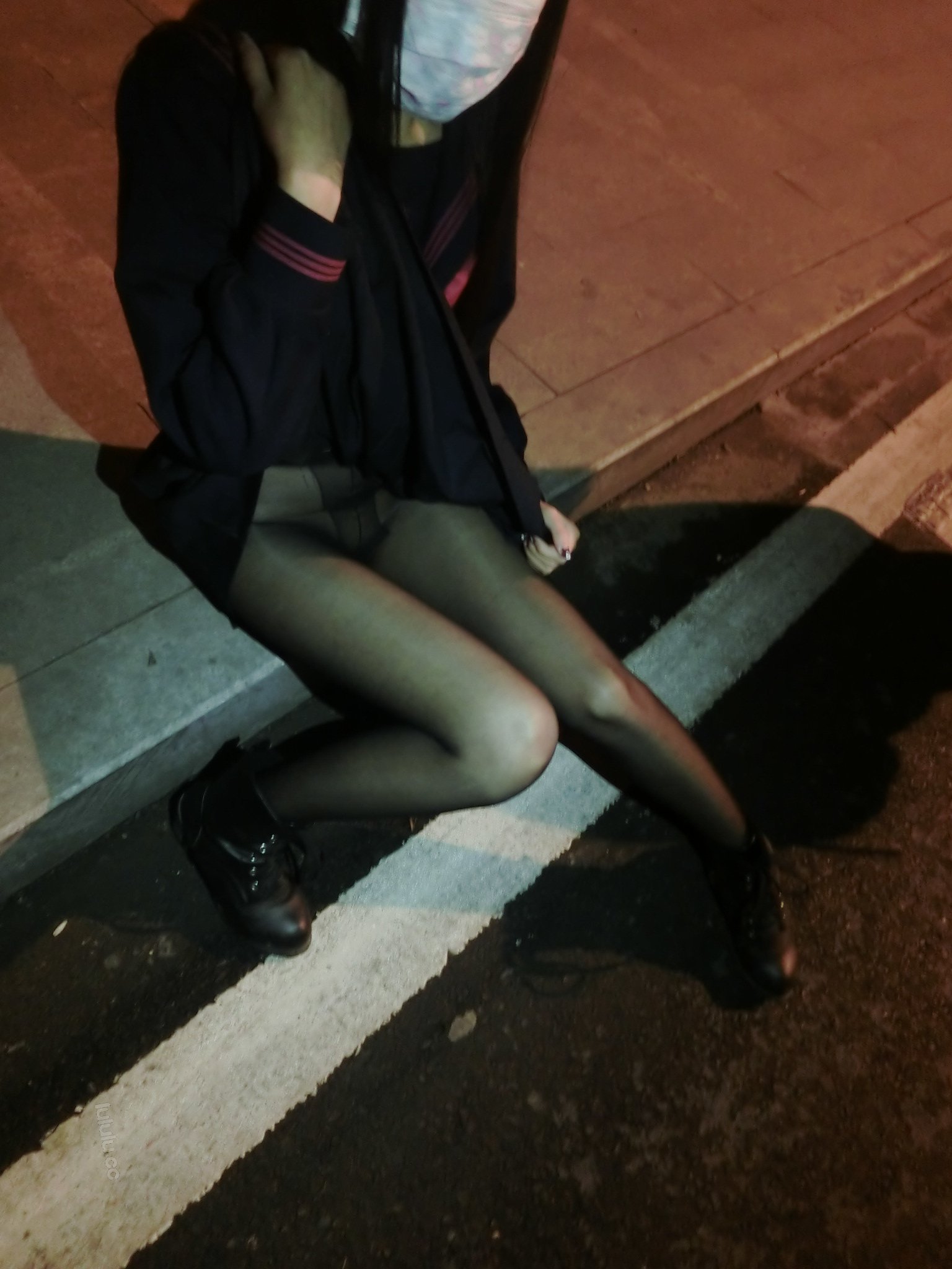 水醬是胖企鵝 - 夜晚路邊
