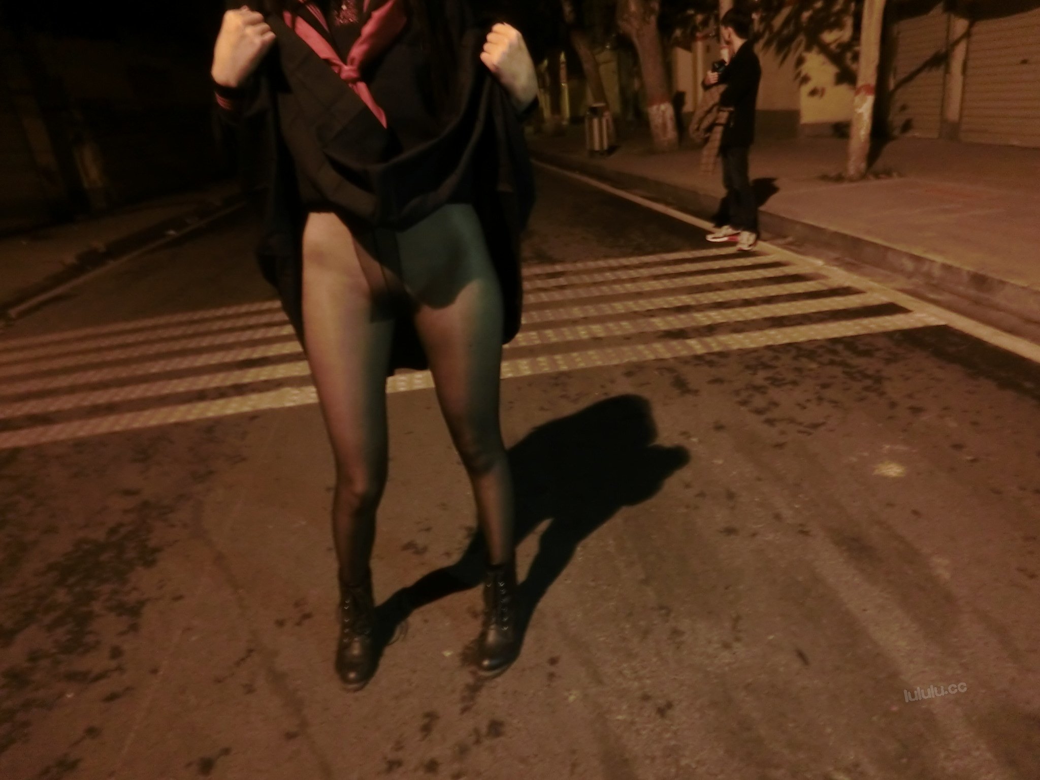 水醬是胖企鵝 - 夜晚路邊