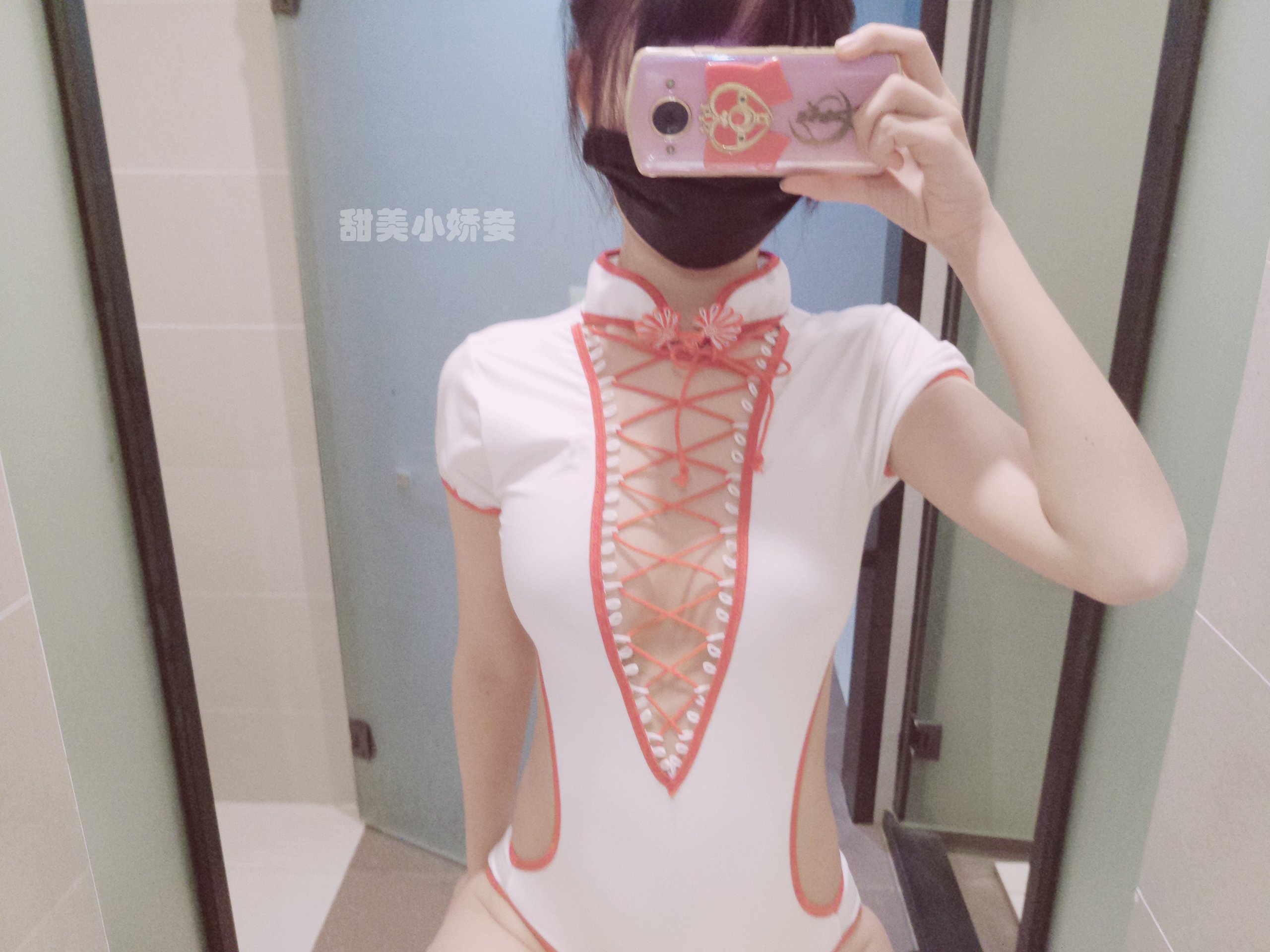 沈嬌嬌(甜美小嬌妾) - 白色扣盤泳衣