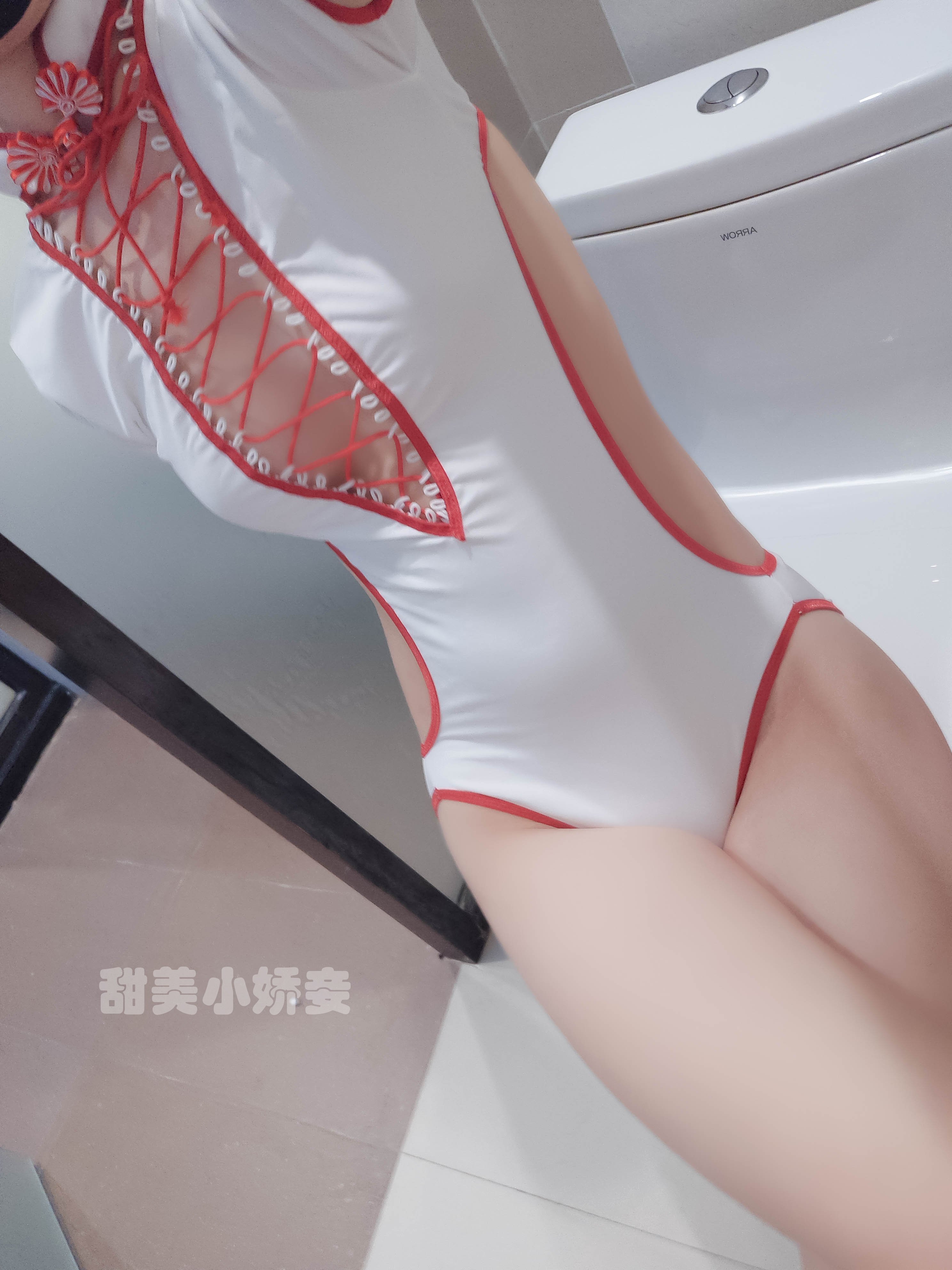 沈嬌嬌(甜美小嬌妾) - 白色扣盤泳衣