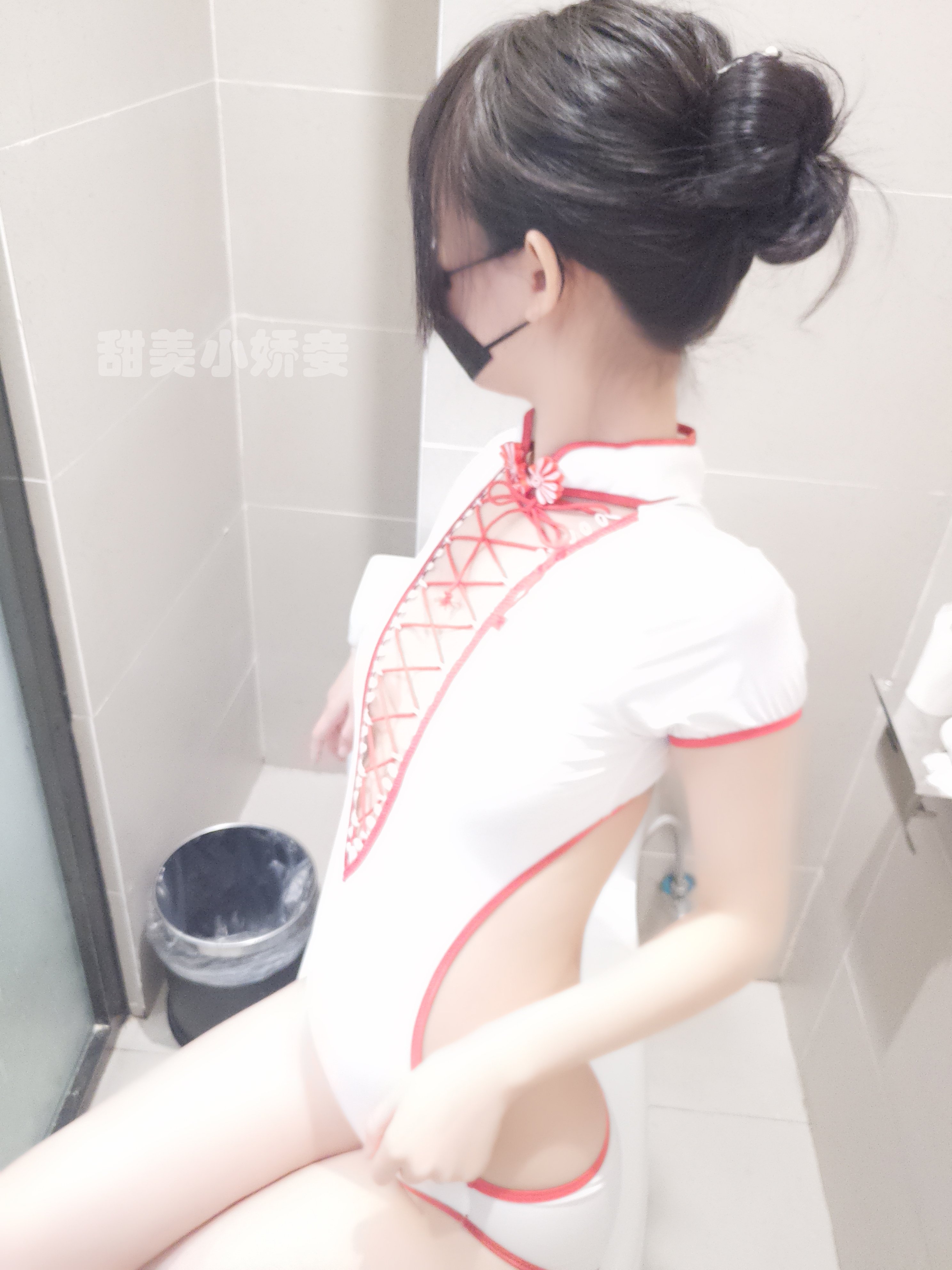 沈嬌嬌(甜美小嬌妾) - 白色扣盤泳衣