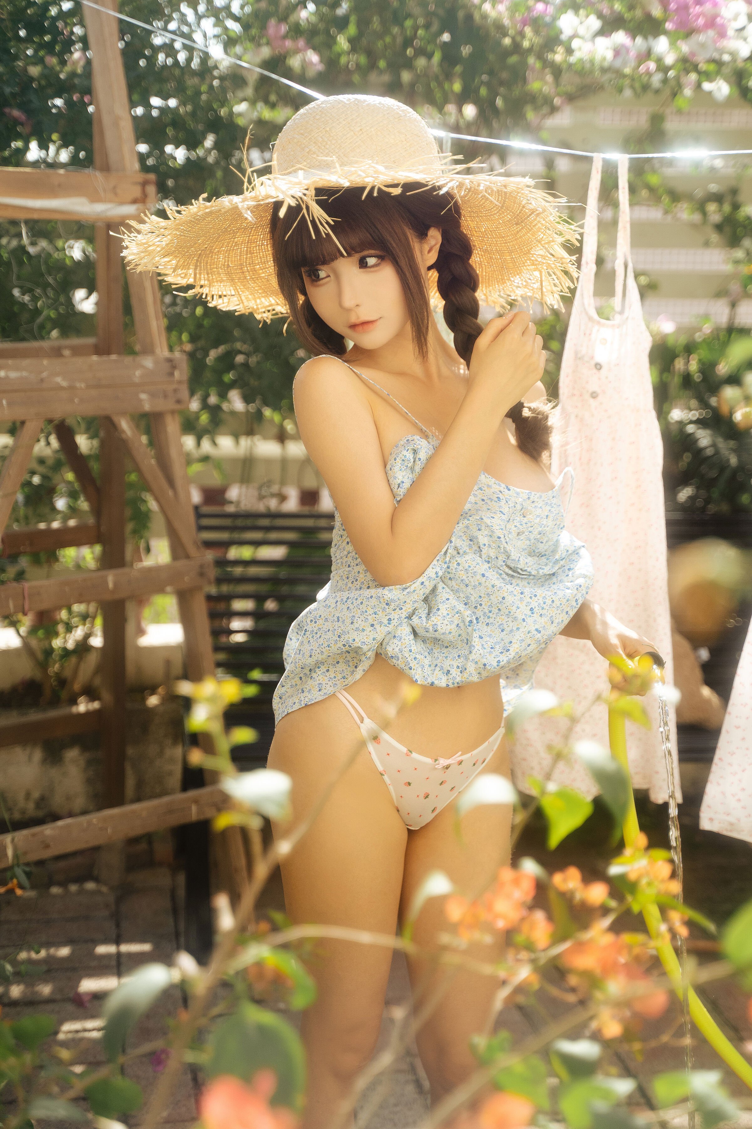 Chun Mo Mo - "Hanging Clothes