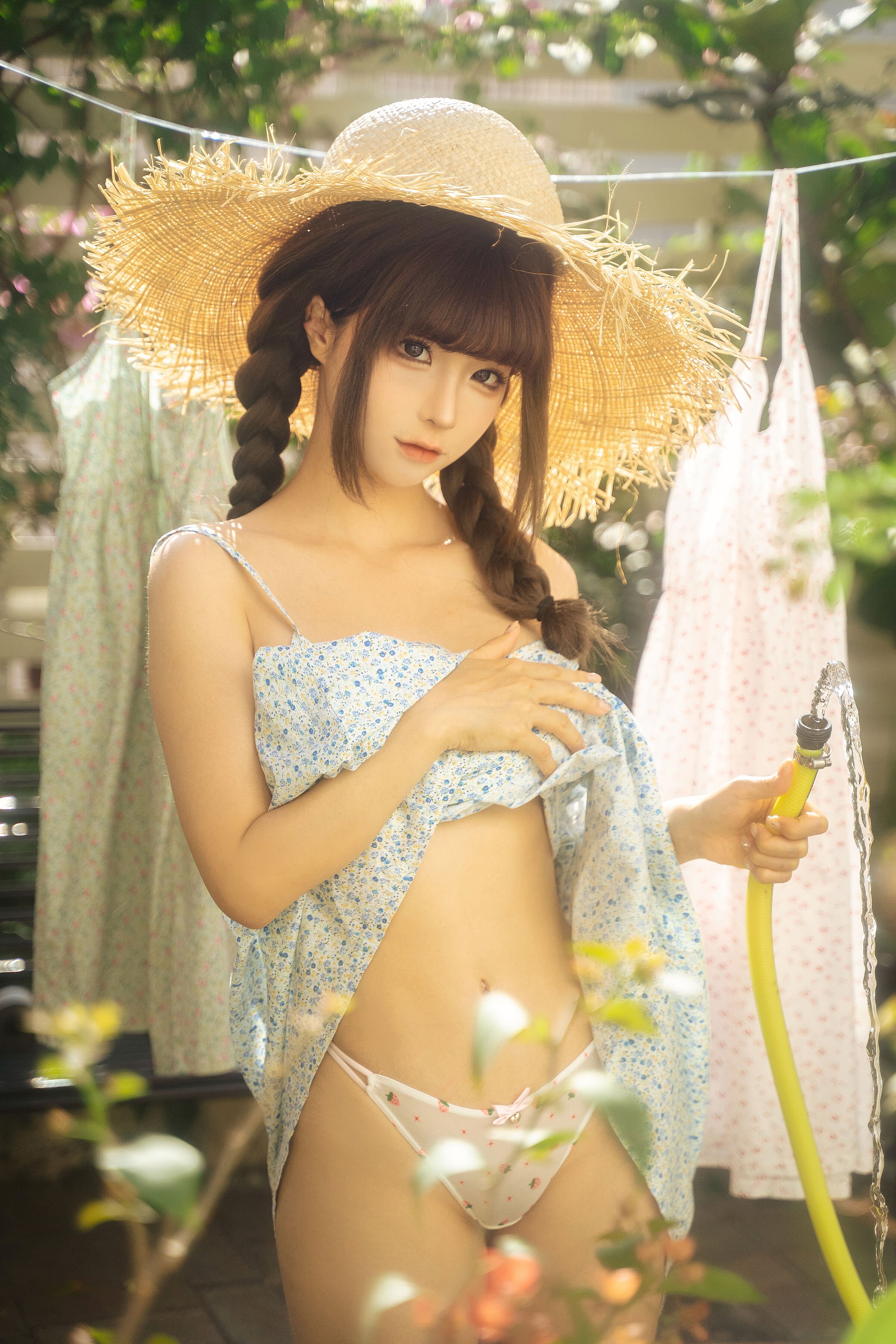 Chun Mo Mo - "Hanging Clothes
