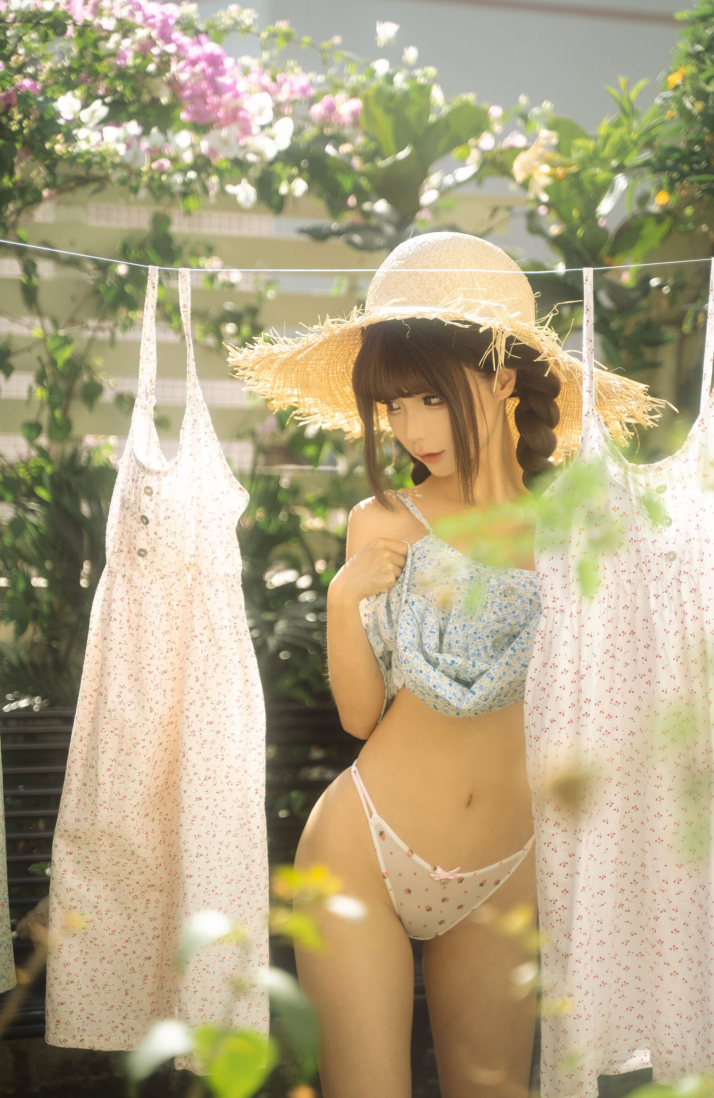 Chun Mo Mo - "Hanging Clothes
