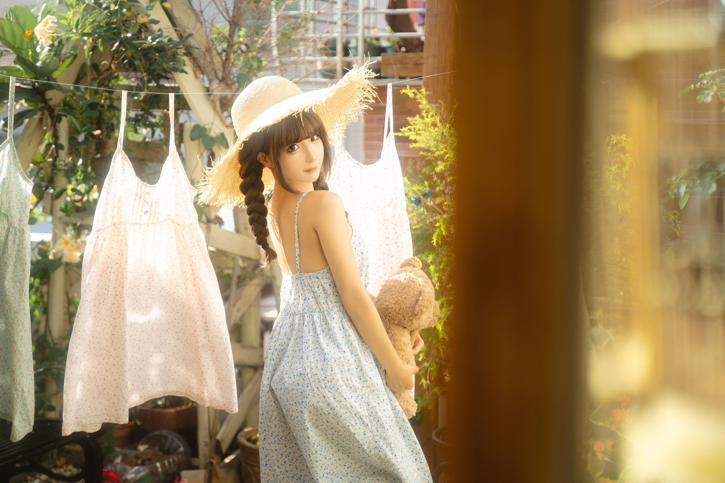 Chun Mo Mo - "Hanging Clothes