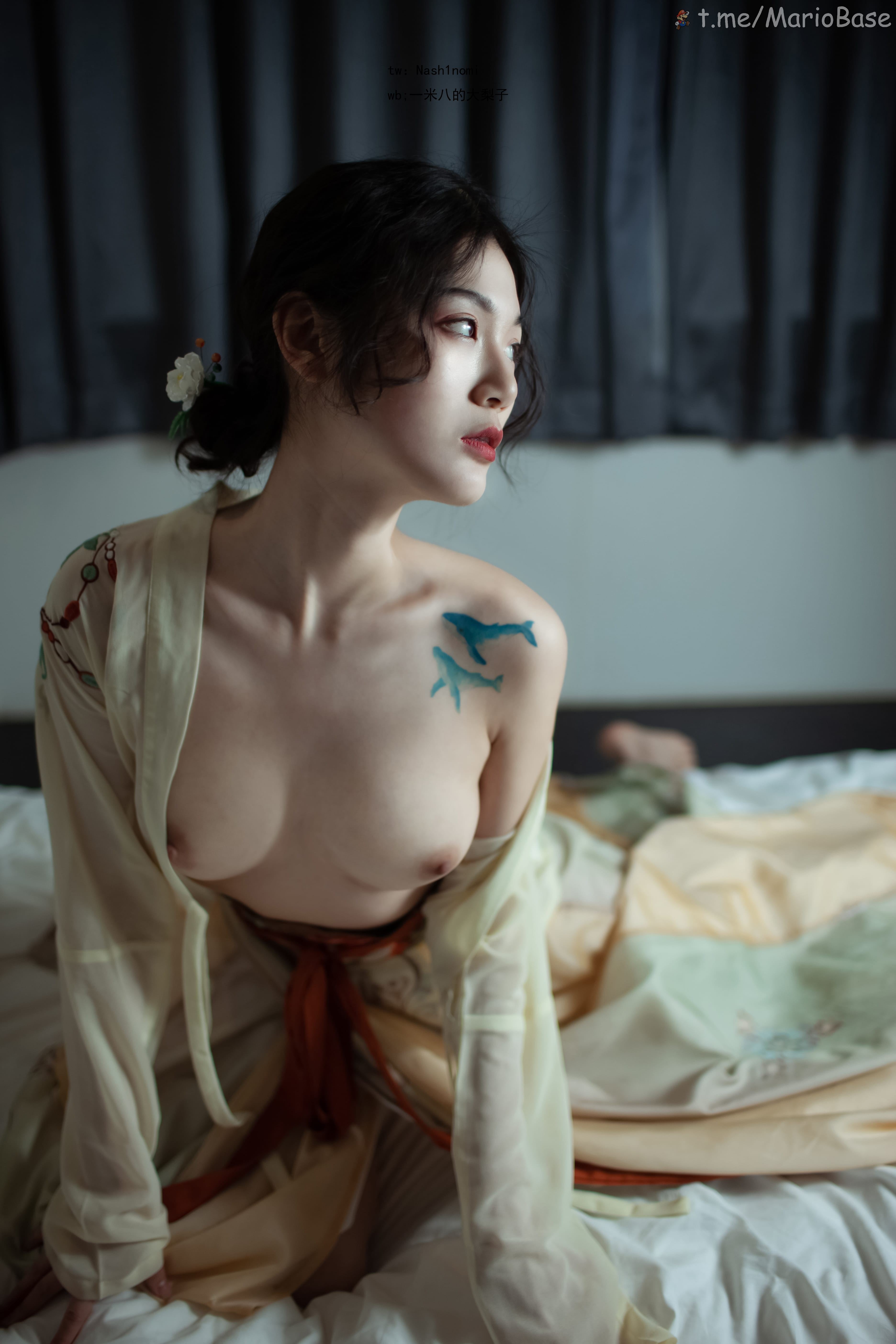 一米八的大梨子 露点汉服纹身写真 [13P]
