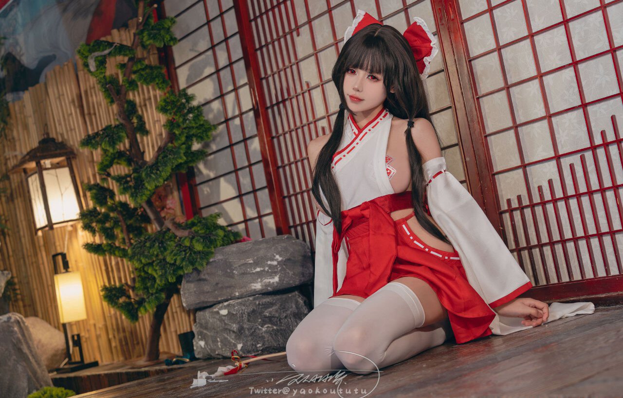 Bite a Bunny Girl - Hu Zhi Lingmeng