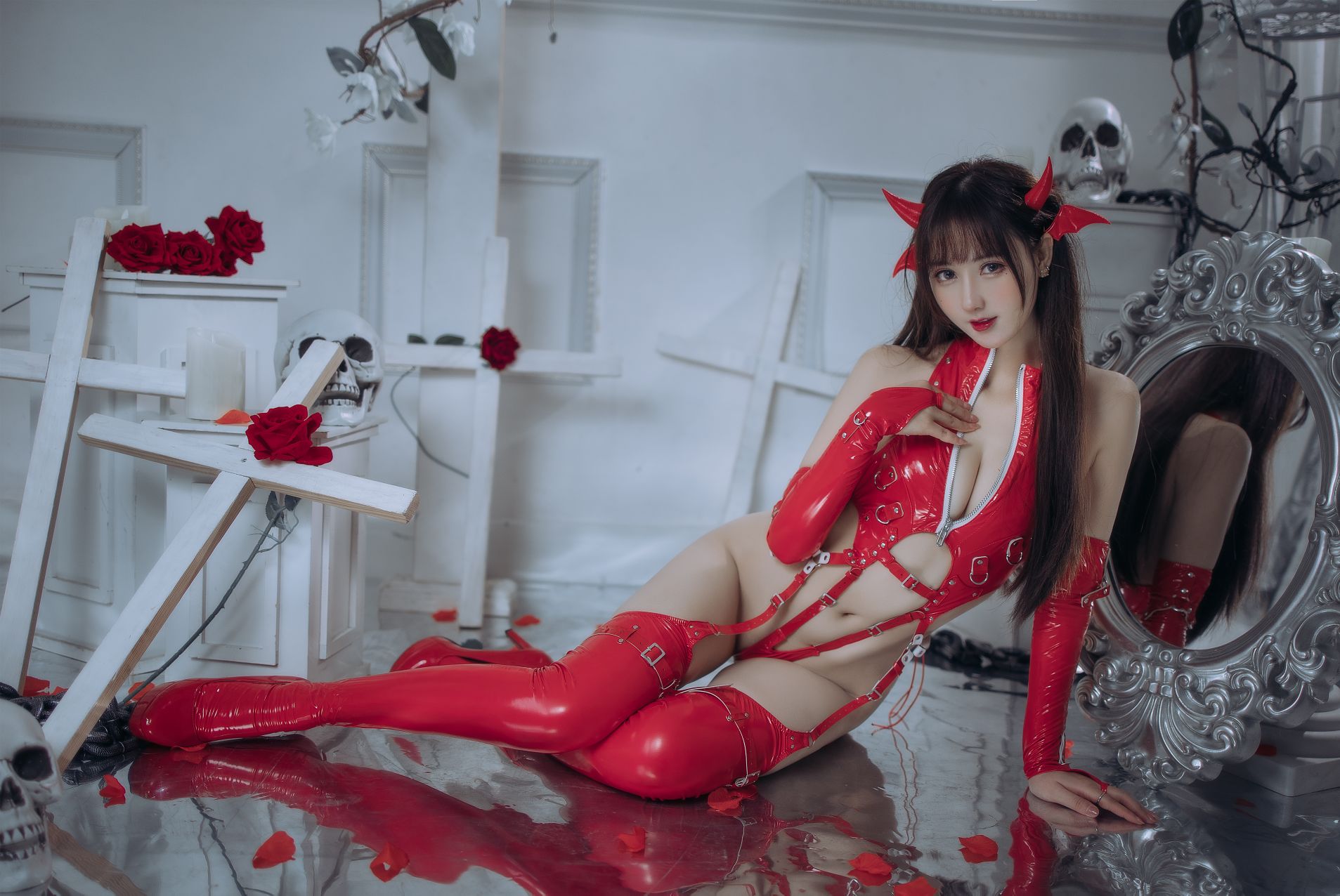 羽生三未 - 红色胶衣小恶魔[65P3V-1.02GB]