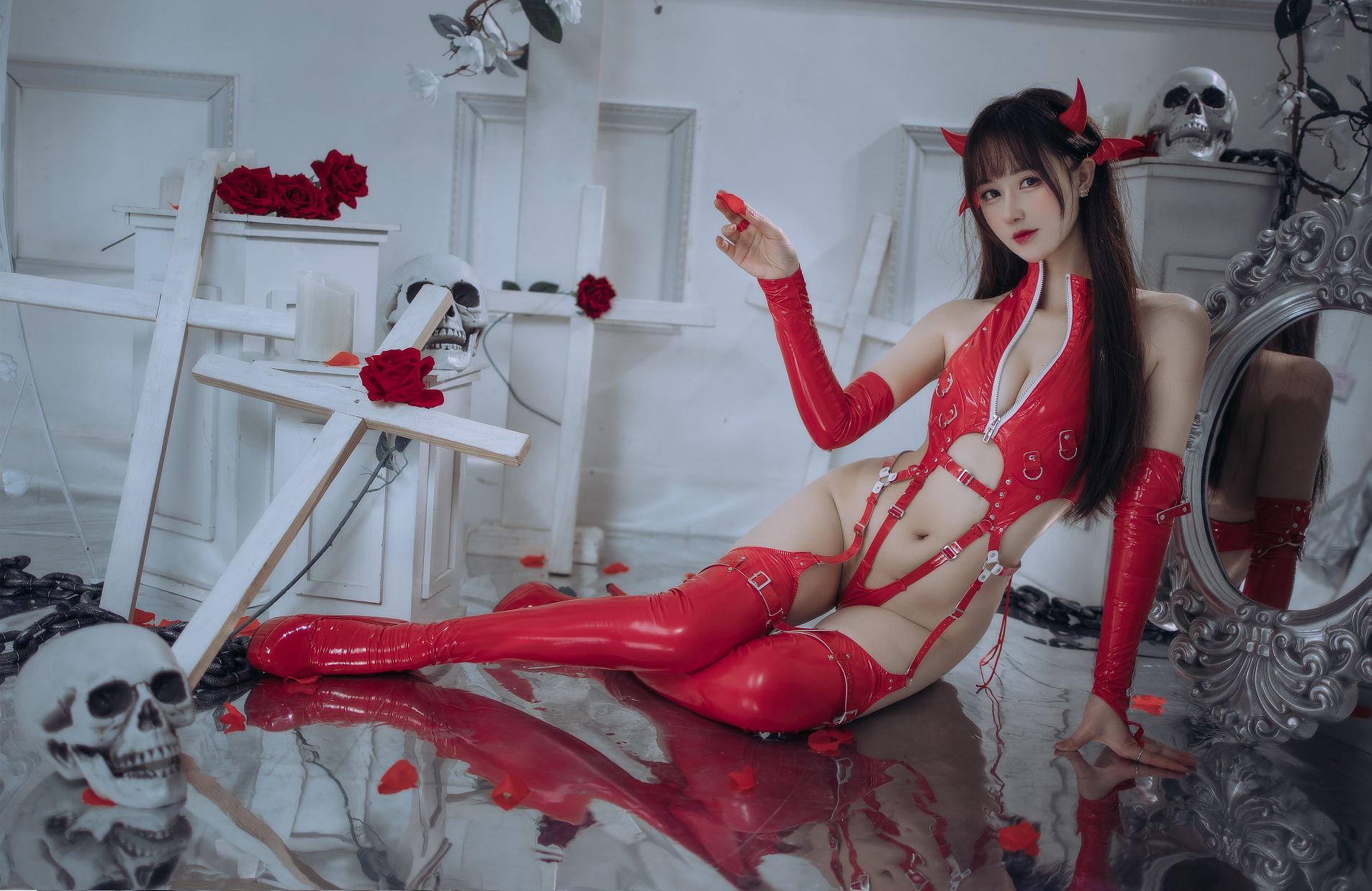 羽生三未 - 红色胶衣小恶魔[65P3V-1.02GB]