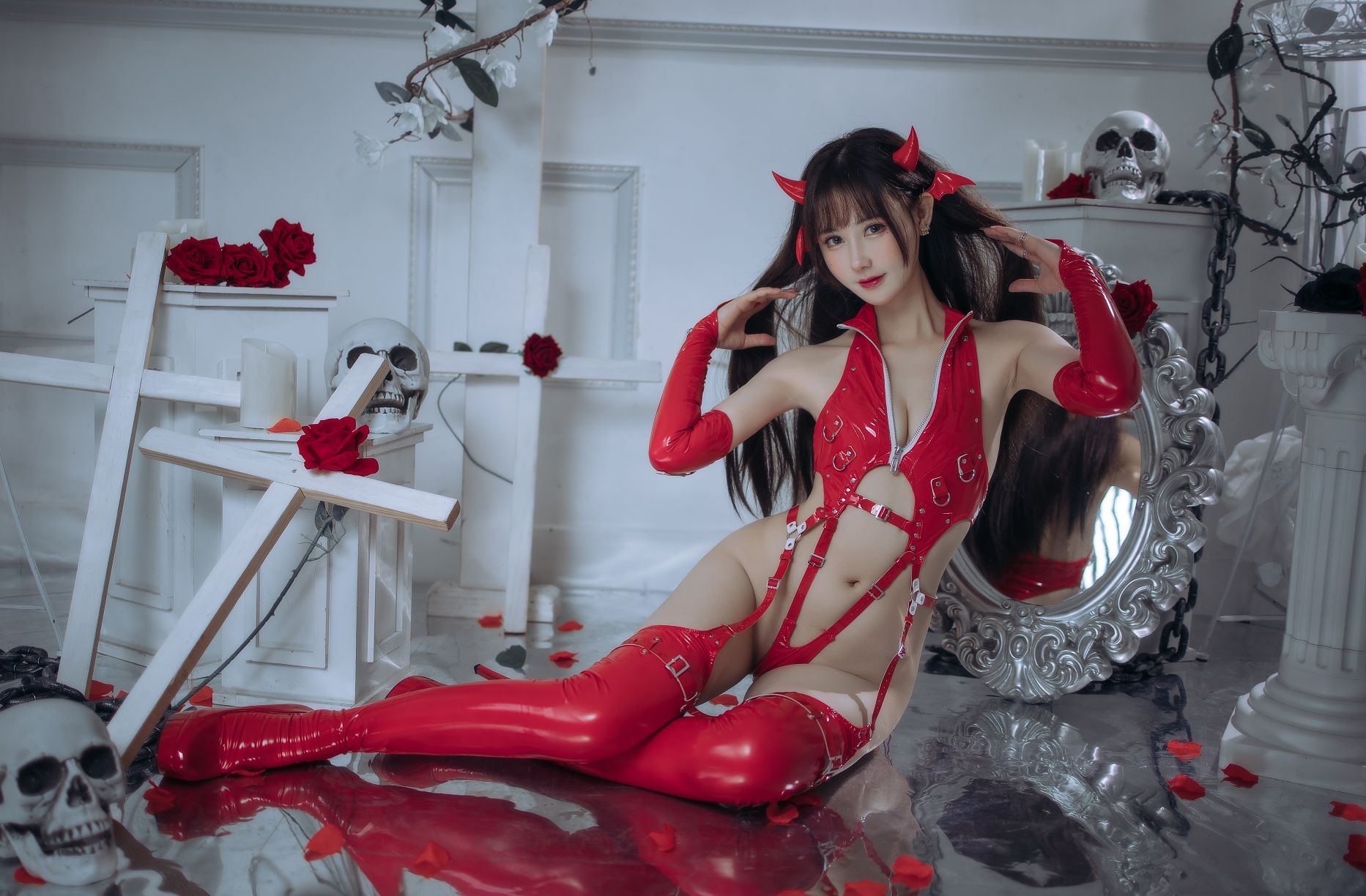 羽生三未 - 红色胶衣小恶魔[65P3V-1.02GB]
