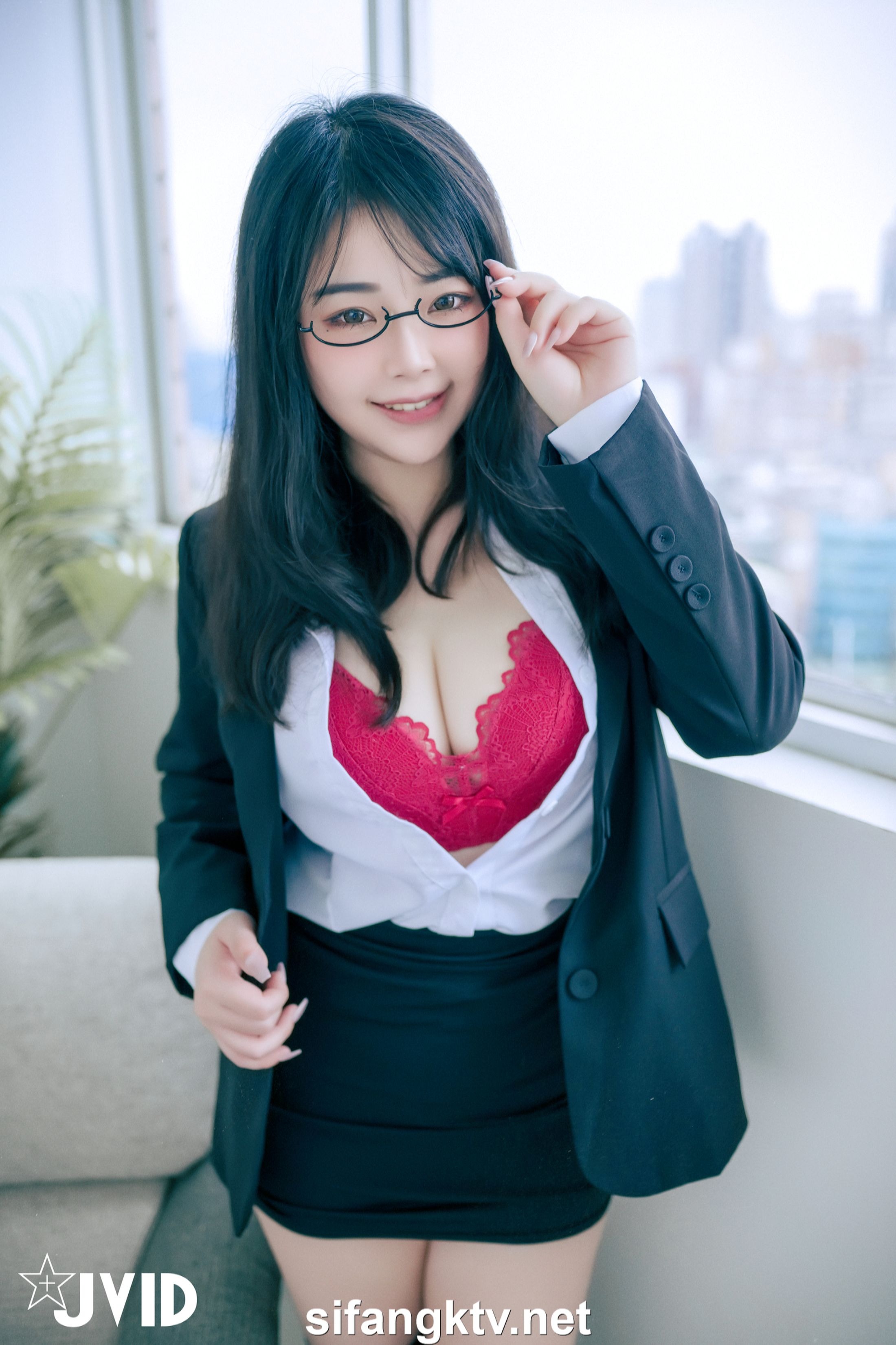[JVID] 辦公桌下的性感秘書－蒂蒂 88P