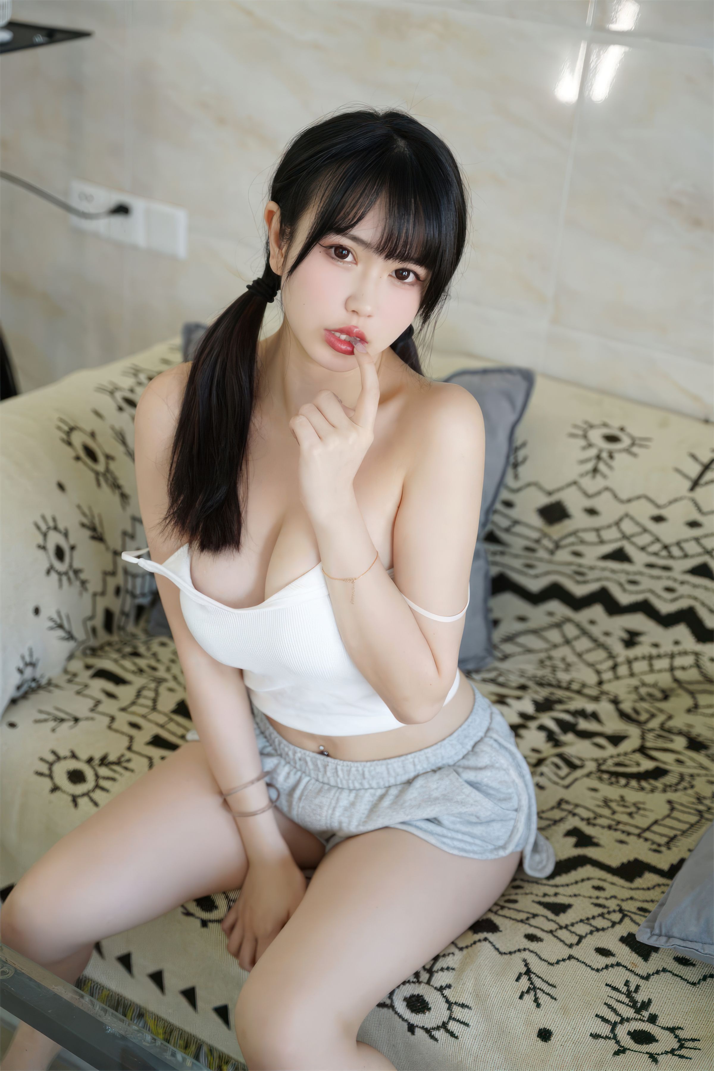 Tina rất quyến rũ lắm, áo dây trắng pure desire 27P