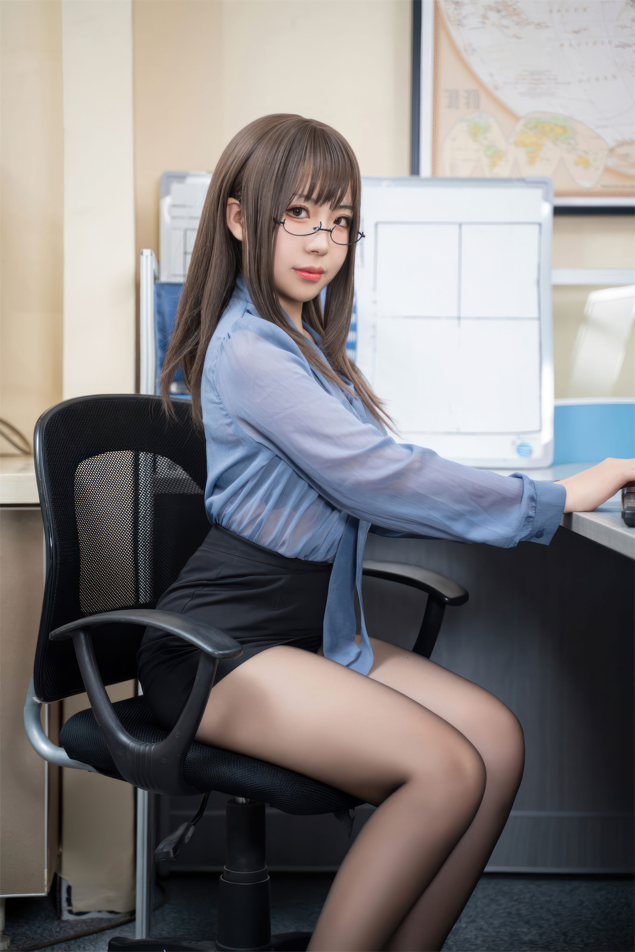虎森森 黑丝眼镜娘 60P