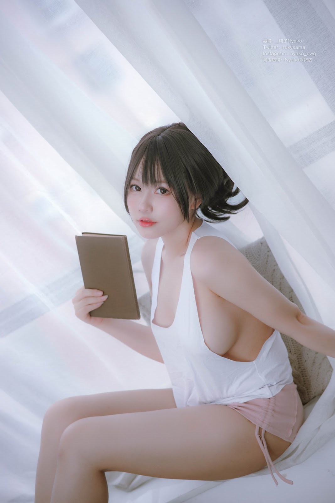 Nyako Miao Tử Chị gái nguy hiểm bên cạnh Áo lót