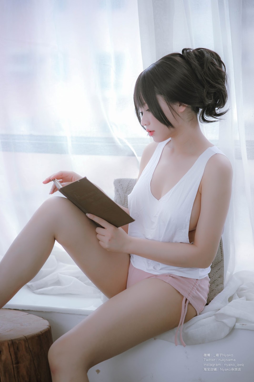 Nyako Miao Tử Chị gái nguy hiểm bên cạnh Áo lót