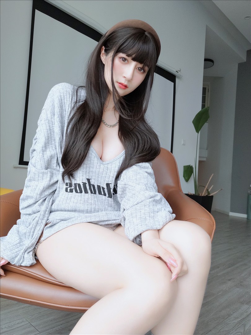 Bạch Ngân 81 - Selfie Chủ đề xám 165P