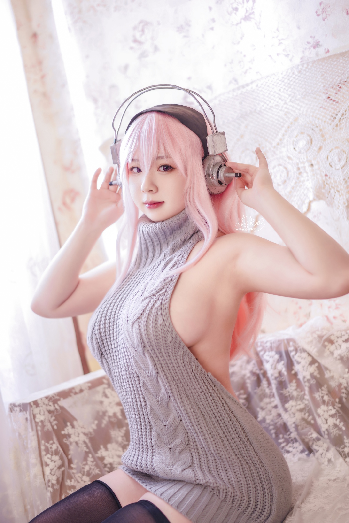 Pipi Nai đáng yêu lắm - Super Sonico áo len hở lưng