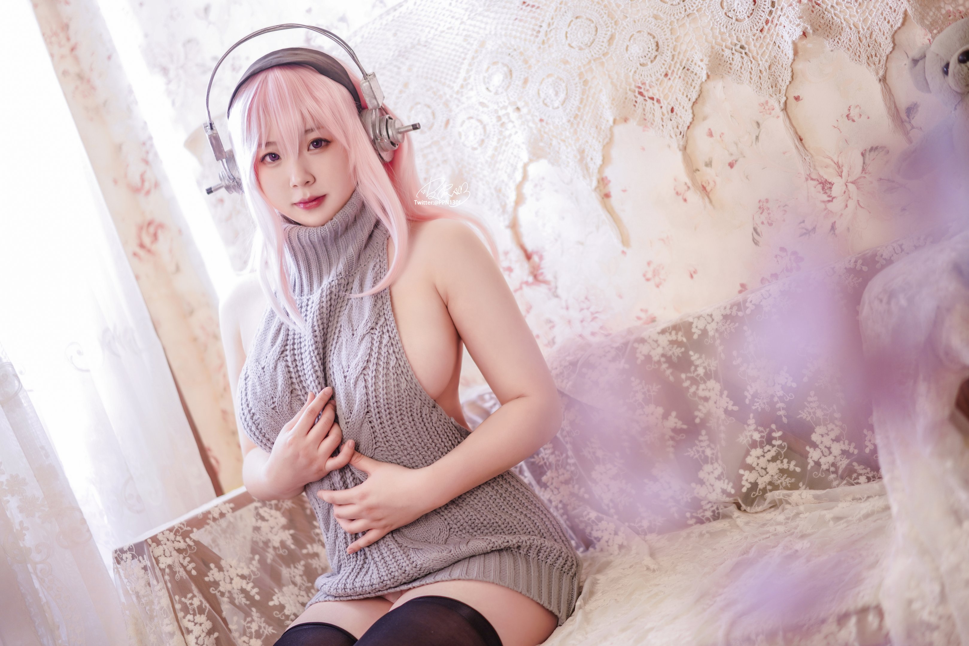 Pipi Nai đáng yêu lắm - Super Sonico áo len hở lưng