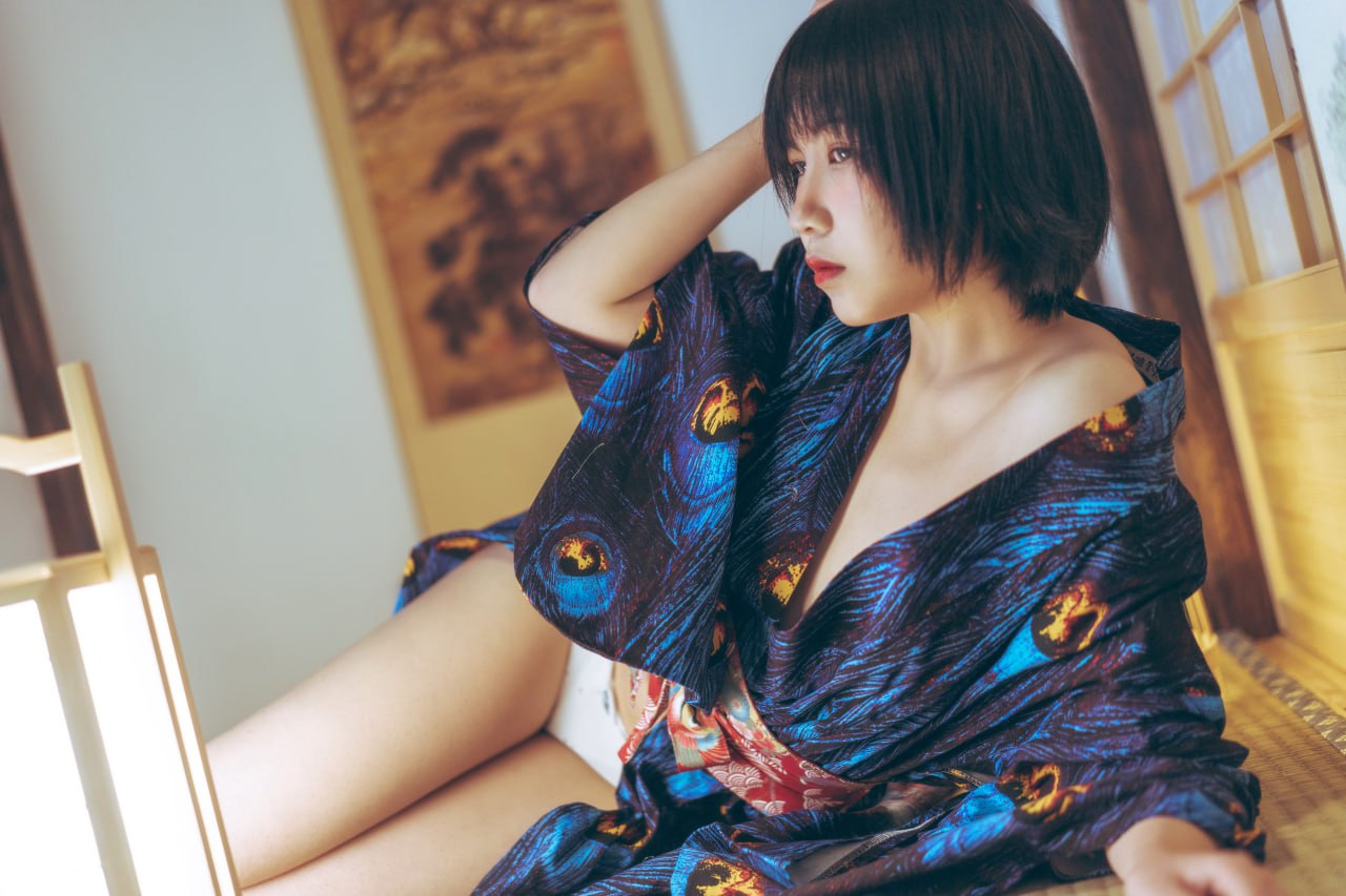 Gou Ming - Peacock Kimono
