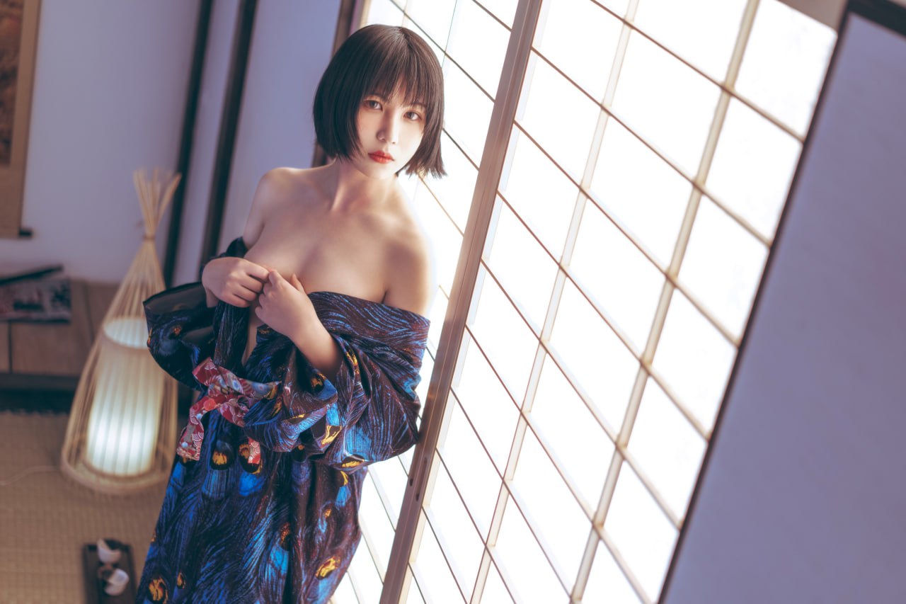 Gou Ming - Peacock Kimono