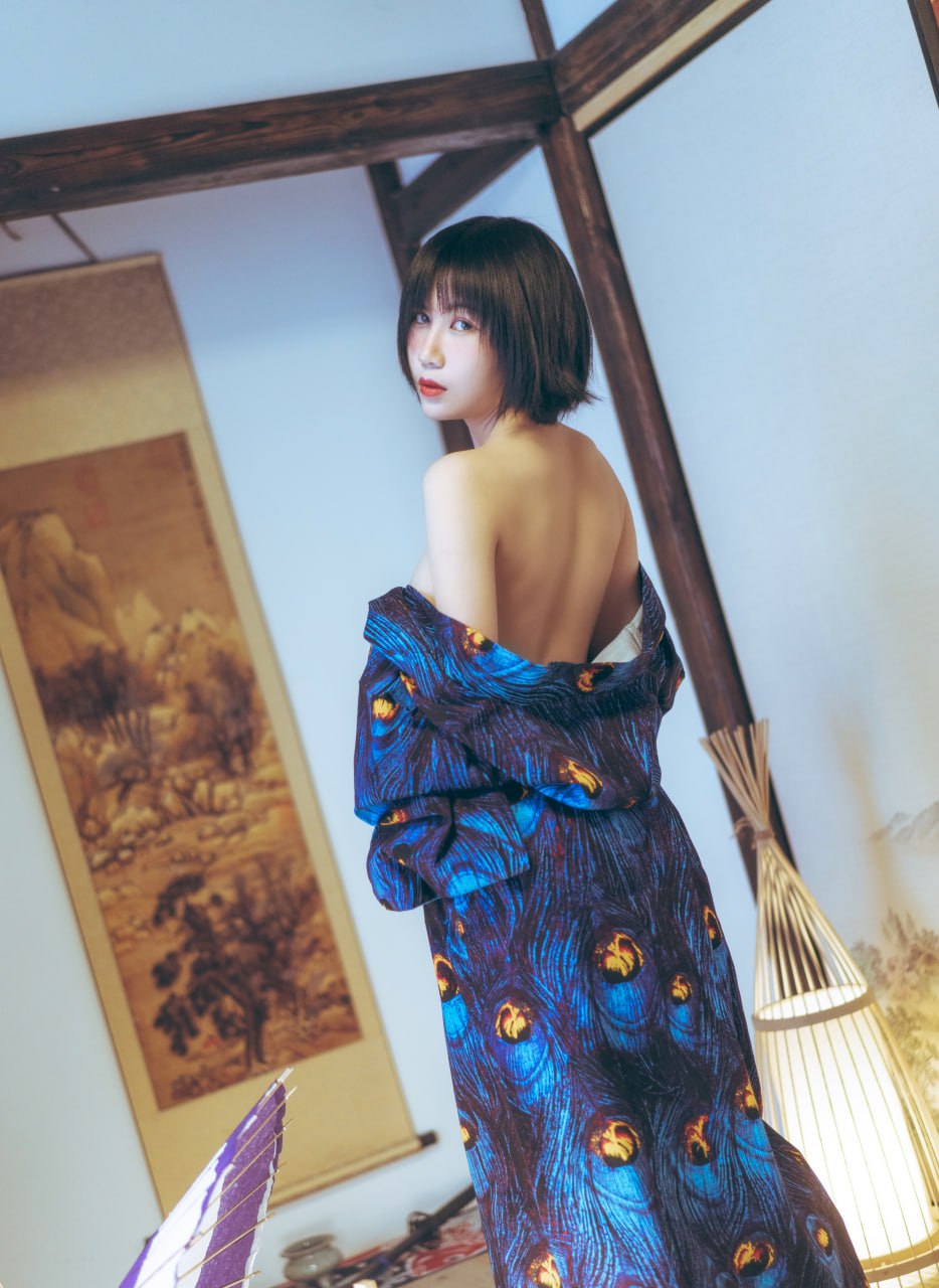 Gou Ming - Peacock Kimono