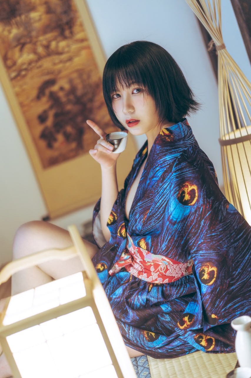 Gou Ming - Peacock Kimono