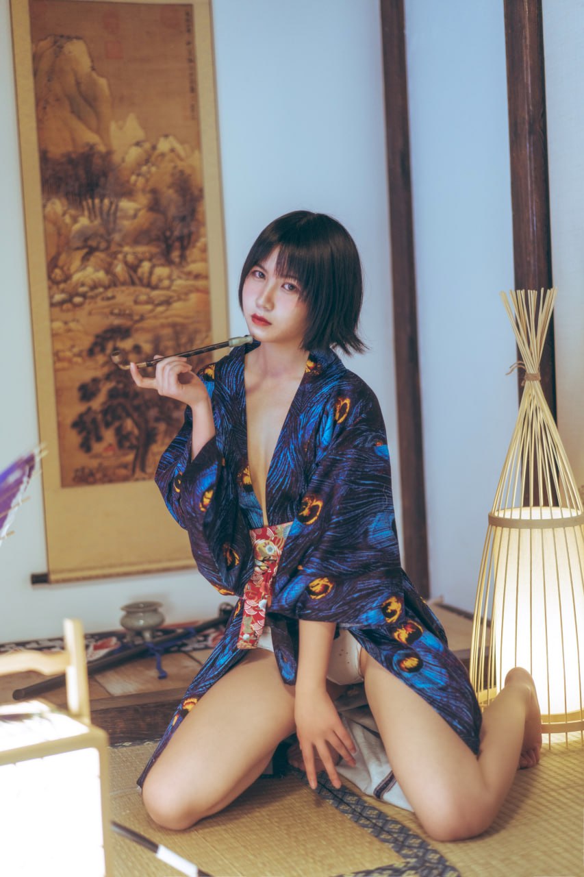 Gou Ming - Peacock Kimono