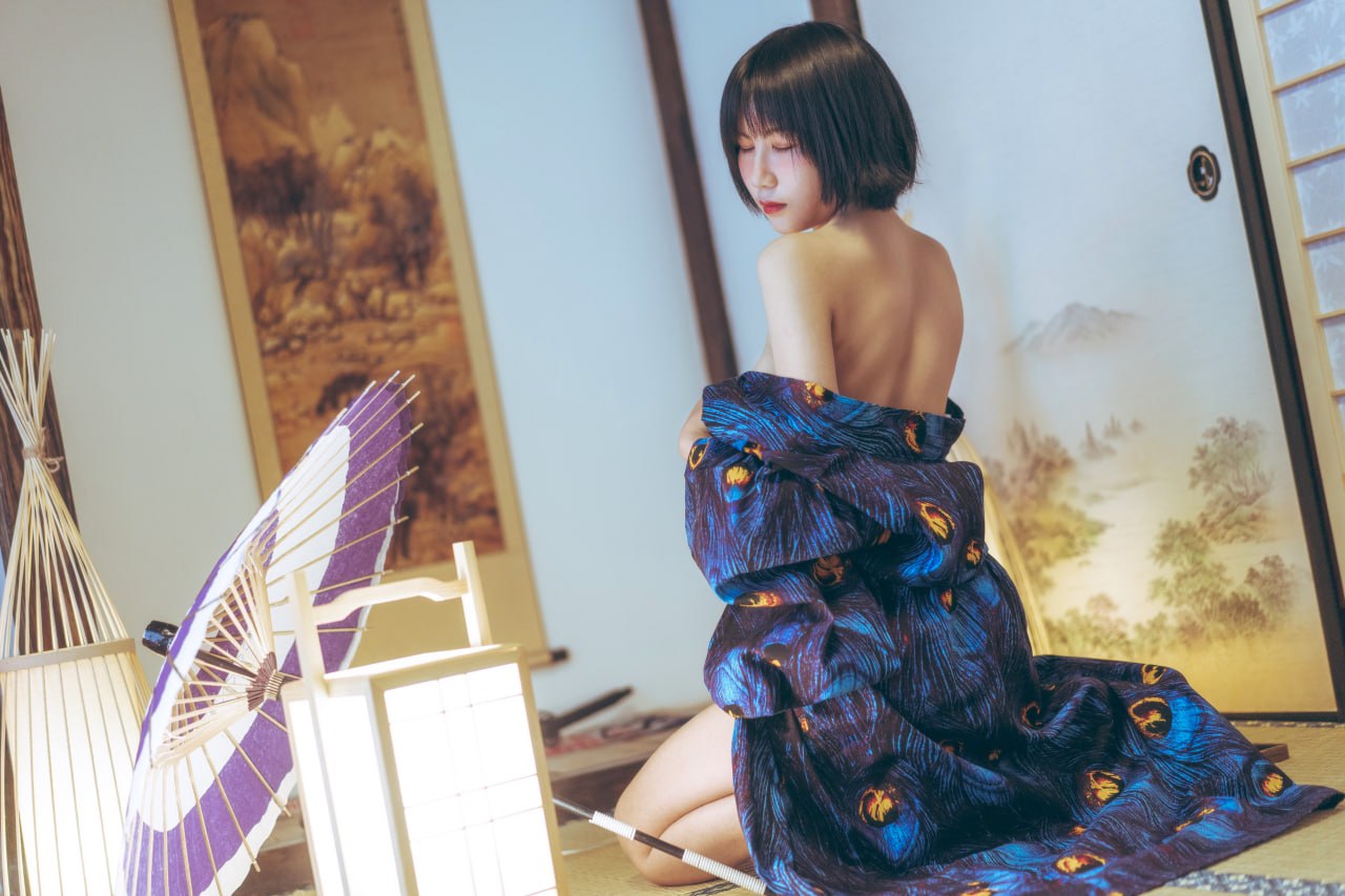 Gou Ming - Peacock Kimono