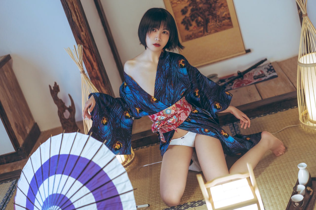 Gou Ming - Peacock Kimono
