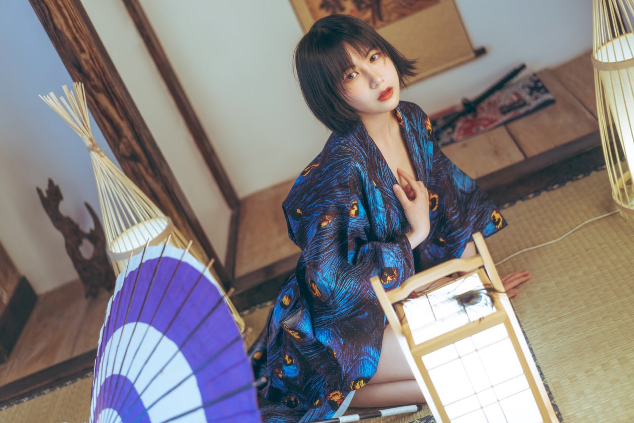 Gou Ming - Peacock Kimono