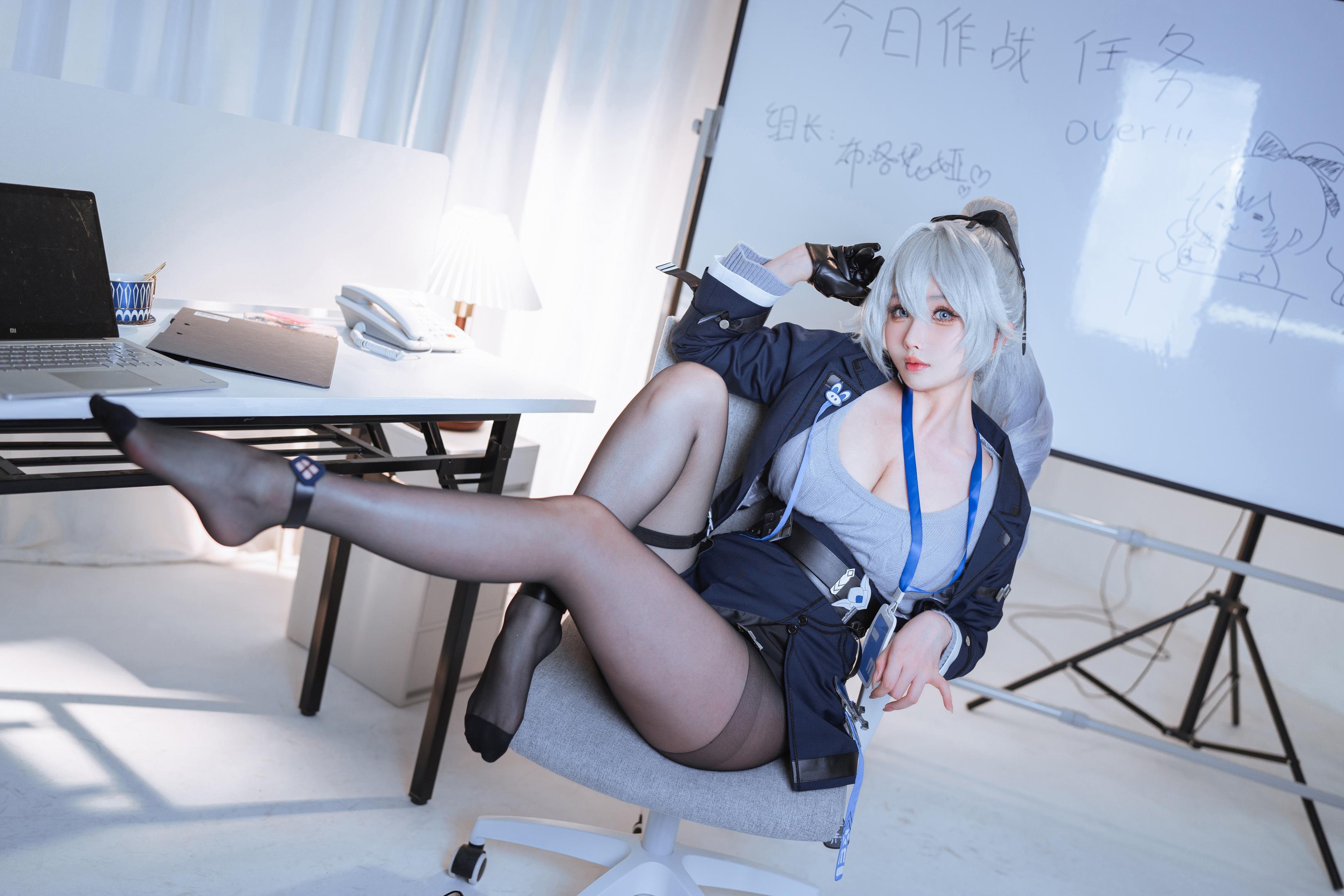 Rioko凉凉子《布洛妮娅OL》50P写真
