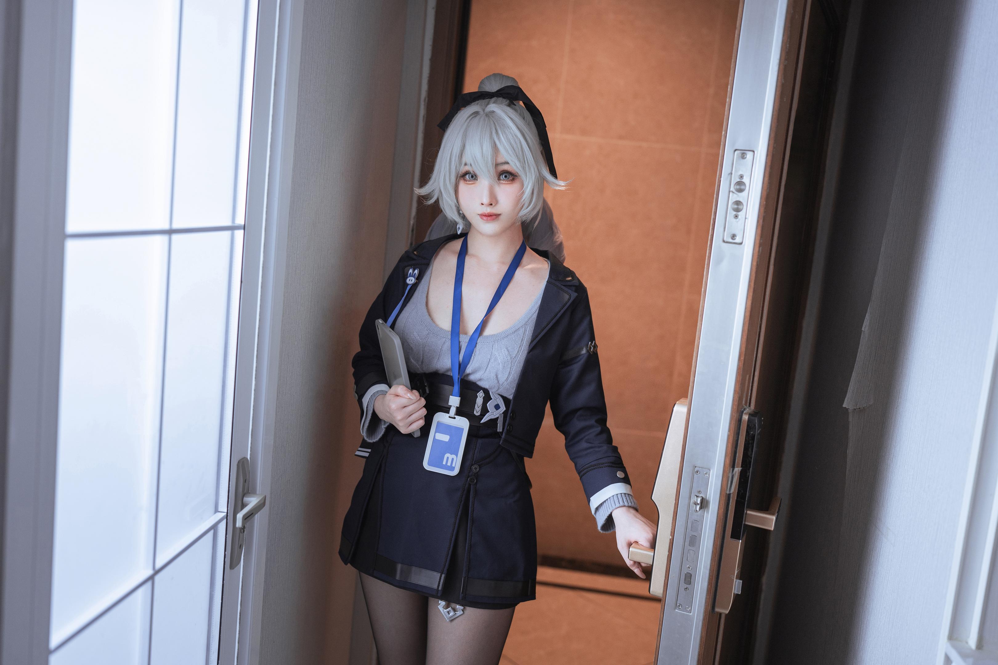 Rioko凉凉子《布洛妮娅OL》50P写真