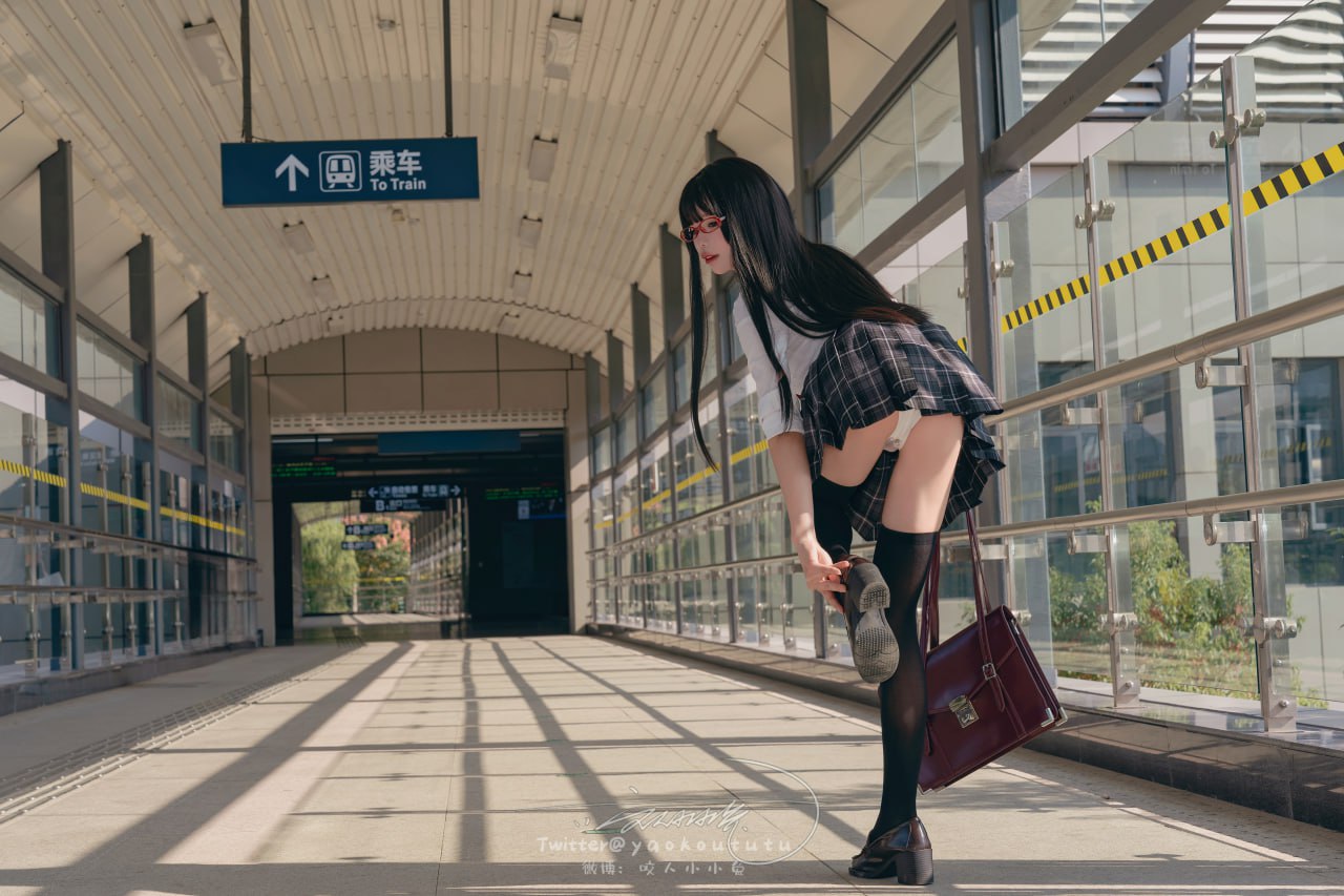 一口噛む兎娘 - 電車驚魂& 期待71P1V