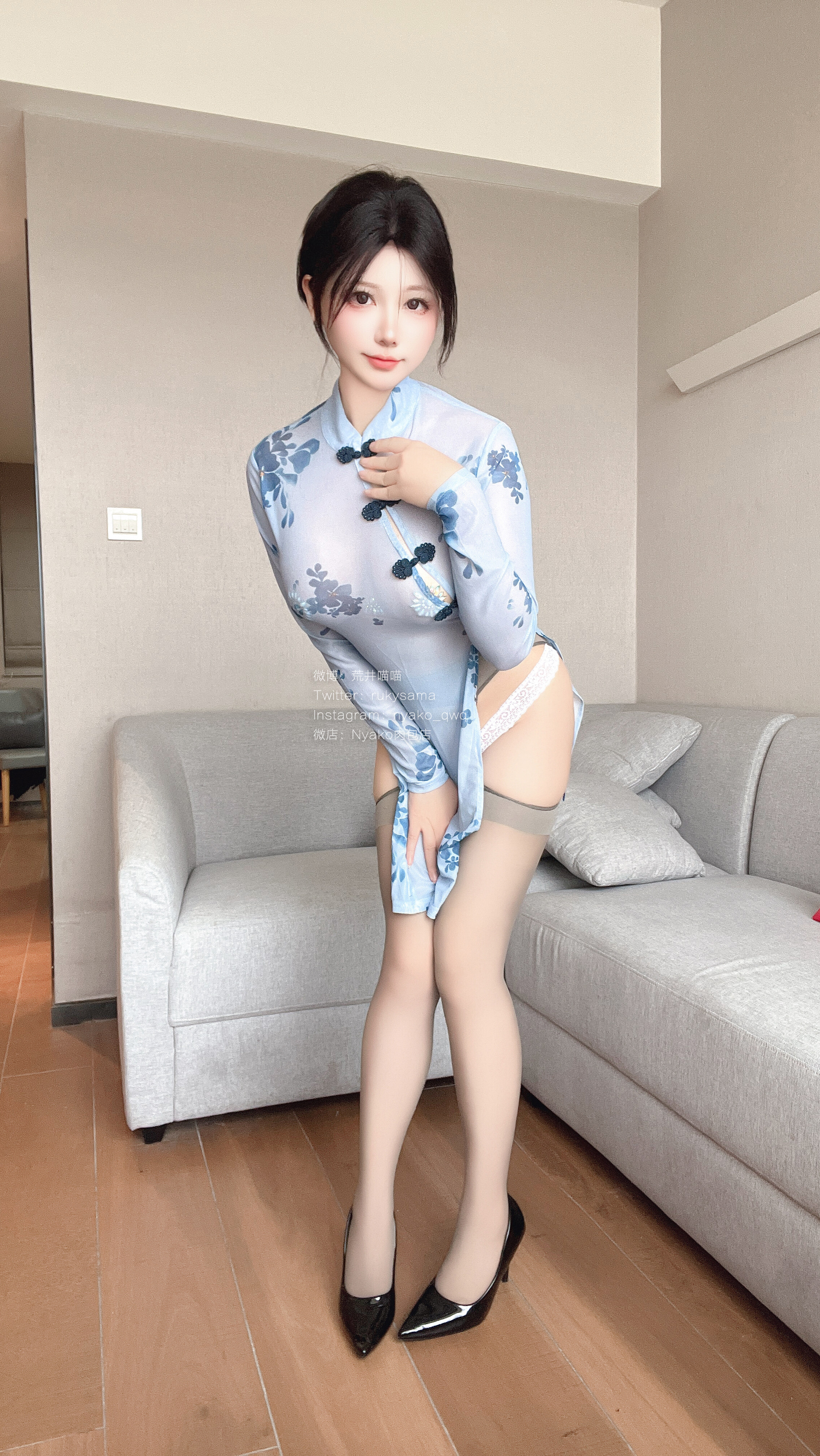 Nyako喵子 - Tự sướng 31 Áo dài tơ xám 55P1V