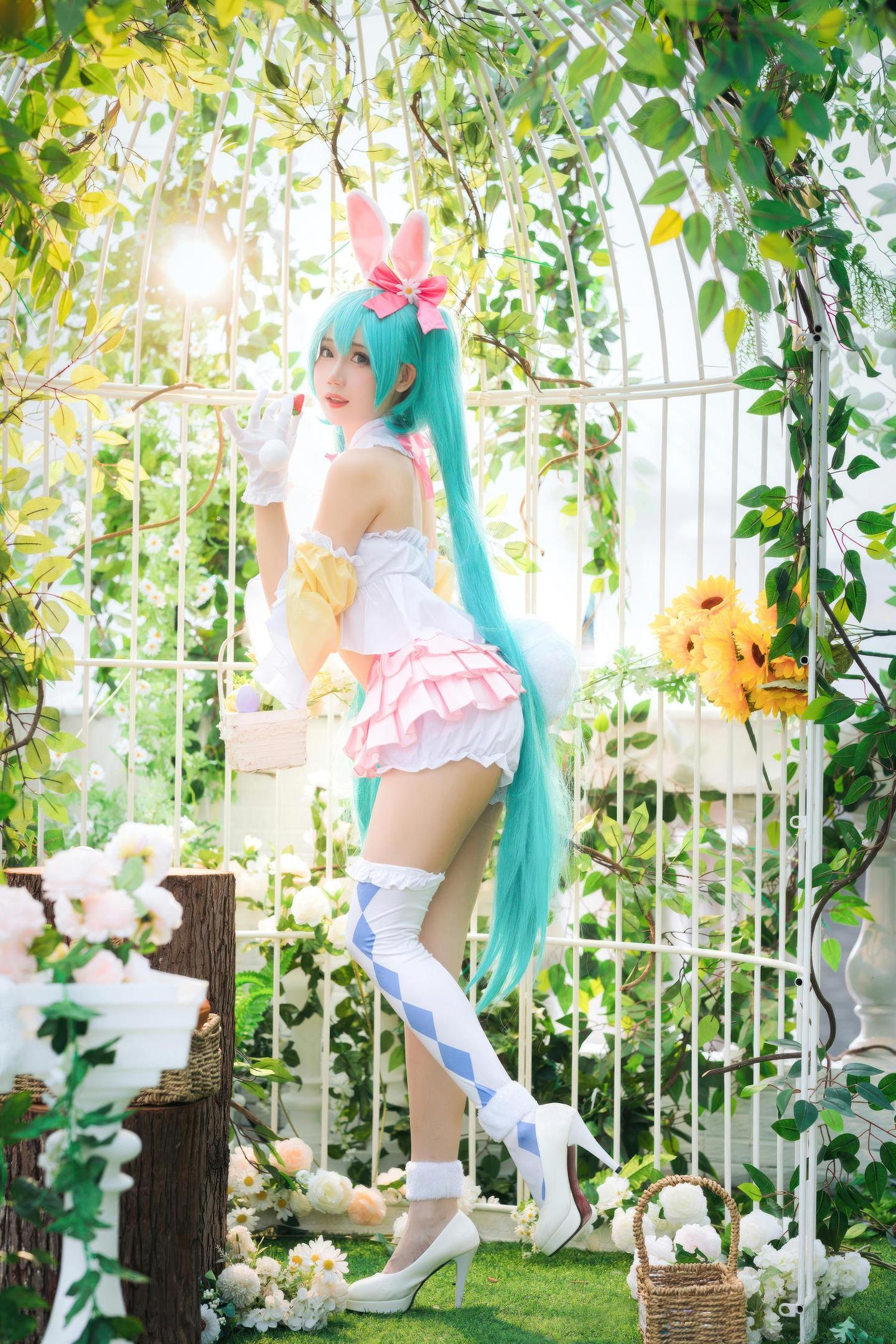 [cosplay] 焖焖碳 - cos 复活节兔子：真人写实性感兔女郎 白丝兔耳巨乳开档 极致肉感诱惑无修正 22P