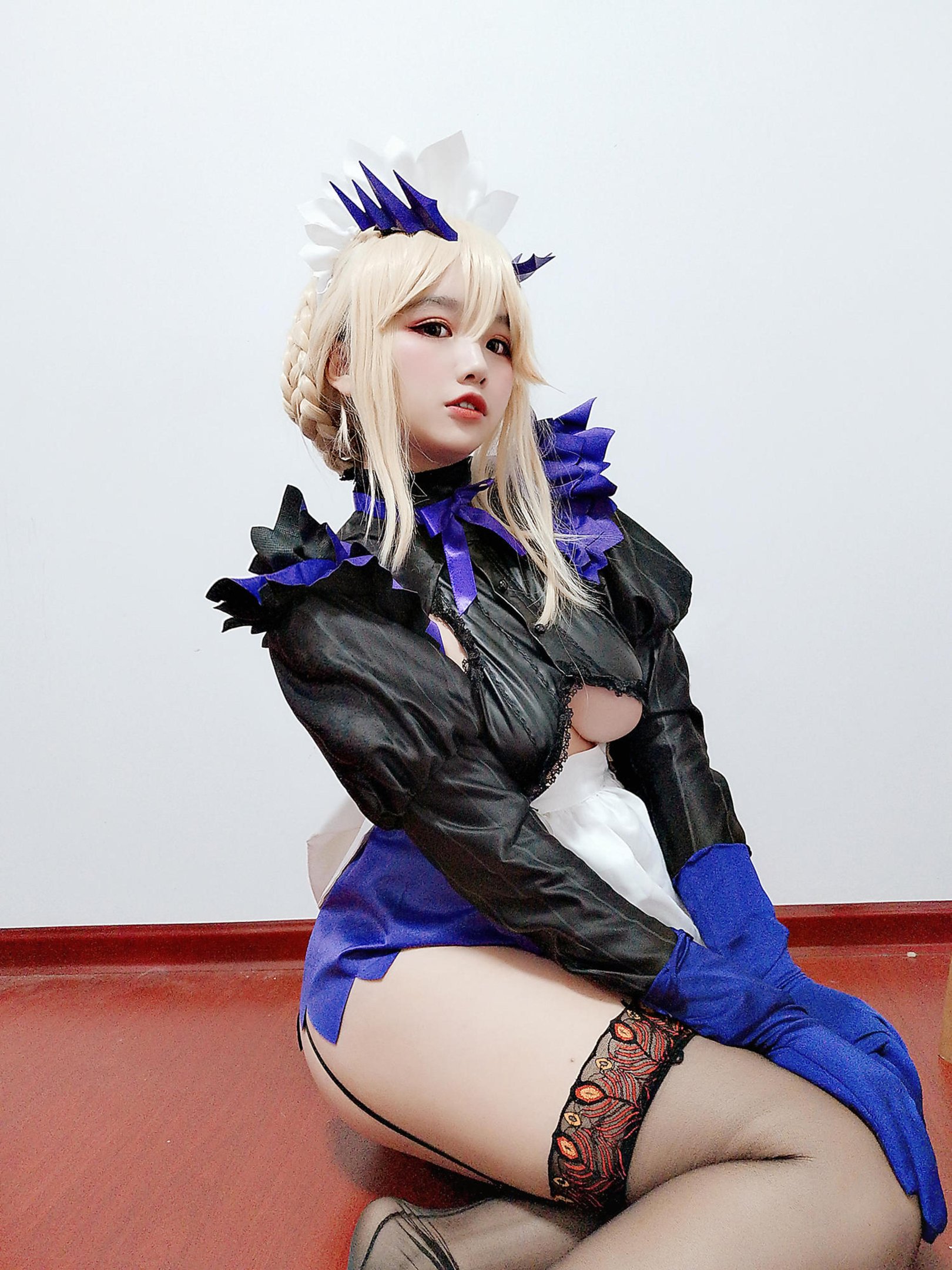 '[cosplay] 阿半 hôm nay rất vui - cos 黑枪呆: thực tế FGO nữ hầu gái súng đen, tóc đen mắt vàng, bộ hầu gái rách rưới, ngực khủng, tất đen, cực độ sa ngã, không chỉnh sửa 68P'