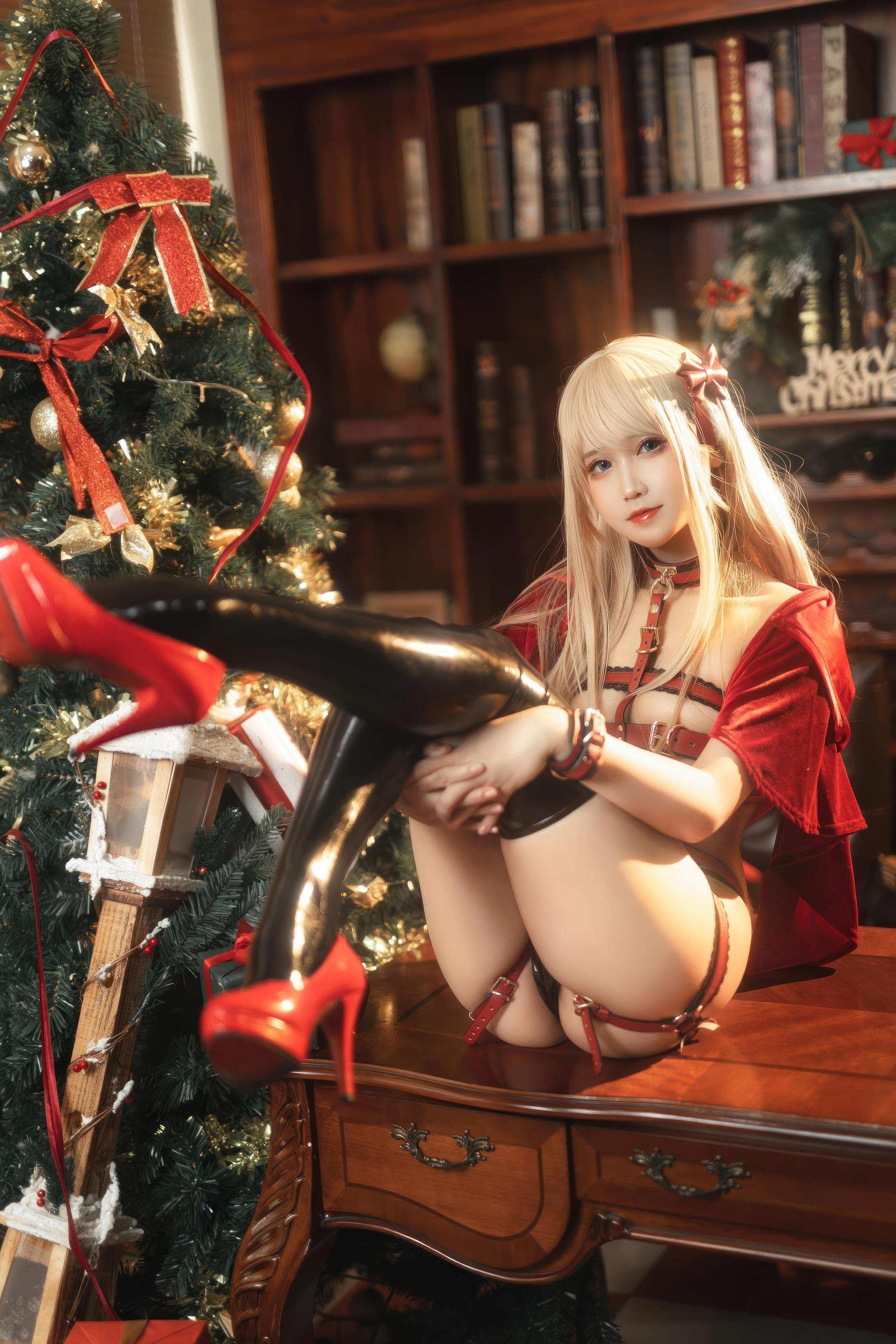 '[cosplay] Ba Độ_69 - Chiếc Mũ Đỏ Giáng Sinh: Tạo Hình Thực Tế Chủ Đề Giáng Sinh, Kết Hợp Mũ Đỏ và Trang Phục Lễ Hội, Phong Cách Ngọt Ngào Đáng Yêu, Bộ Ảnh Gợi Cảm Tươi Mát 35P'