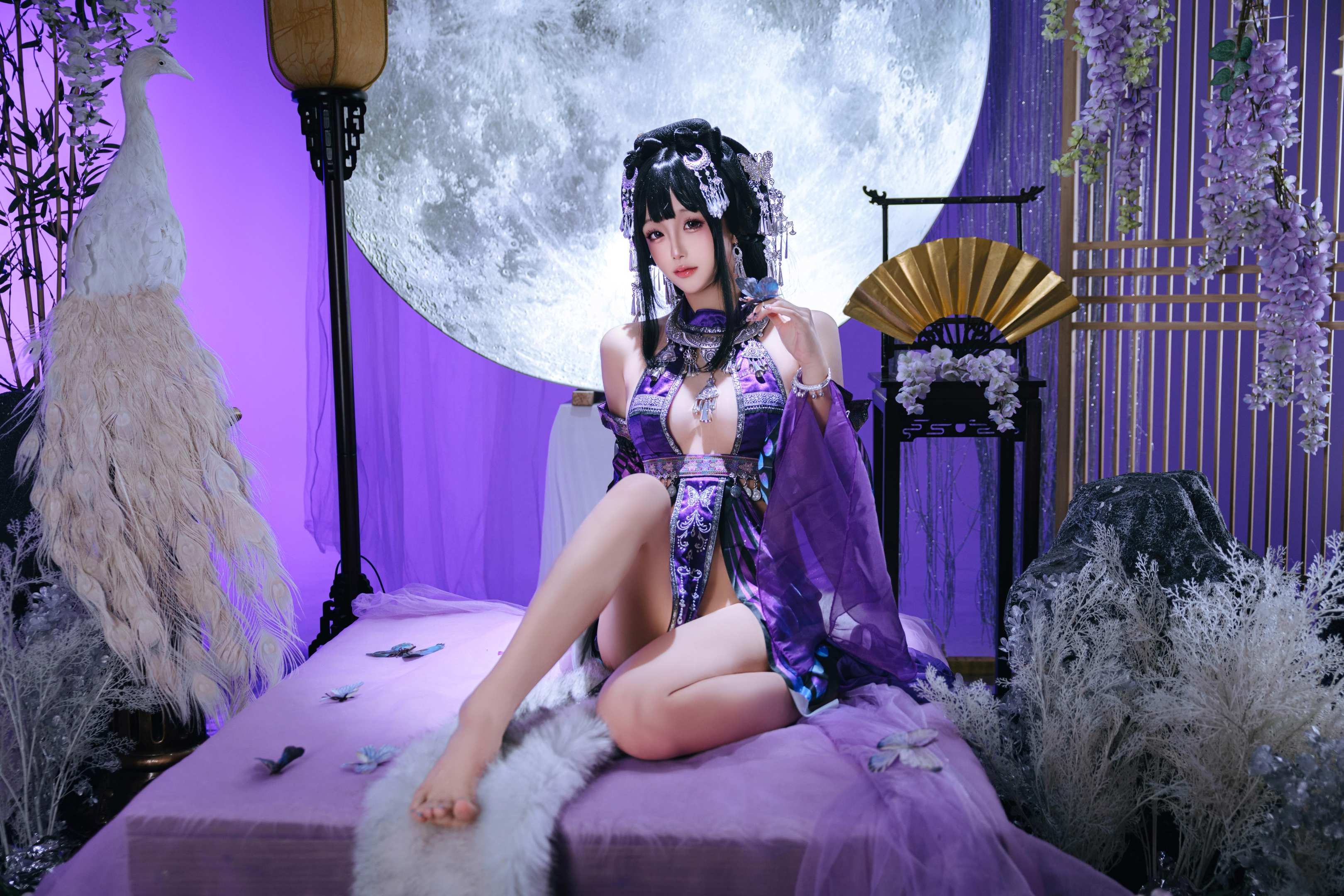 '[cosplay] 日奈娇 - Mẫu Giang Phù Thủy: Hình Tượng Phù Thủy Quốc Dân Thực Tế với Vương Miện Bạc và Trang Phục Dân Tộc, Bộ Trang Phục Phù Thủy Ôm Sát Tôn Vinh Đường Cong, Không Gian Bí Ẩn với Chân Dài Tất Đen - Bộ Ảnh Sưu Tầm 156P + Video 6V'