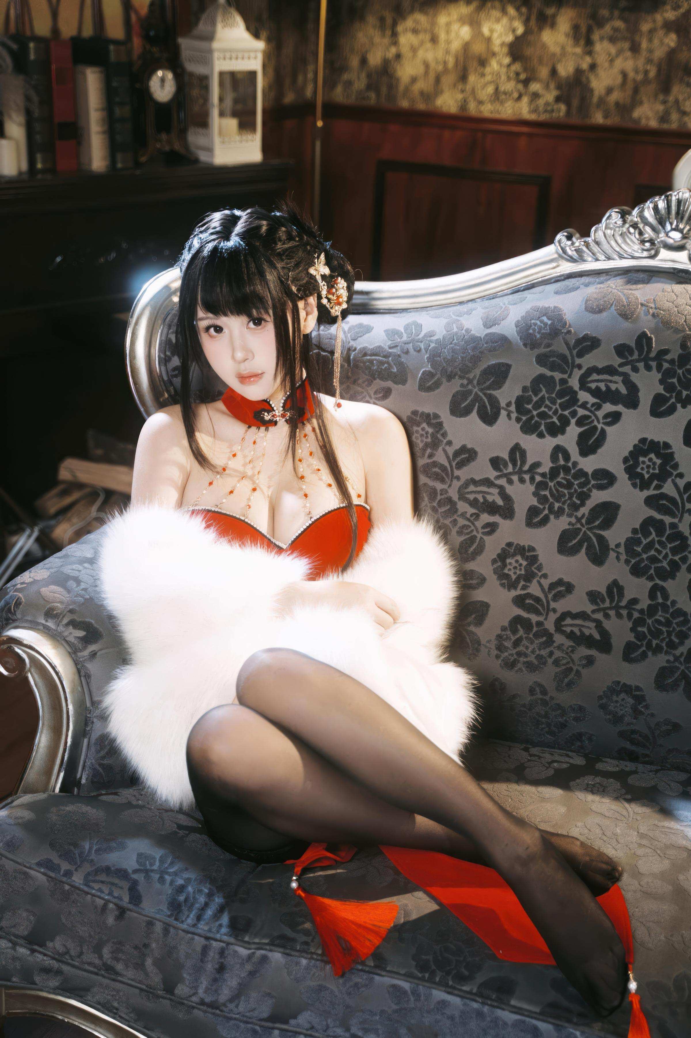 [cosplay] 萌芽儿o0 - 朱砂痣：真人写实性感主题演绎 朱砂点缀妆容与情绪氛围 黑丝造型勾勒曲线 美乳线条与成熟魅惑并存 近景私房写真 26P