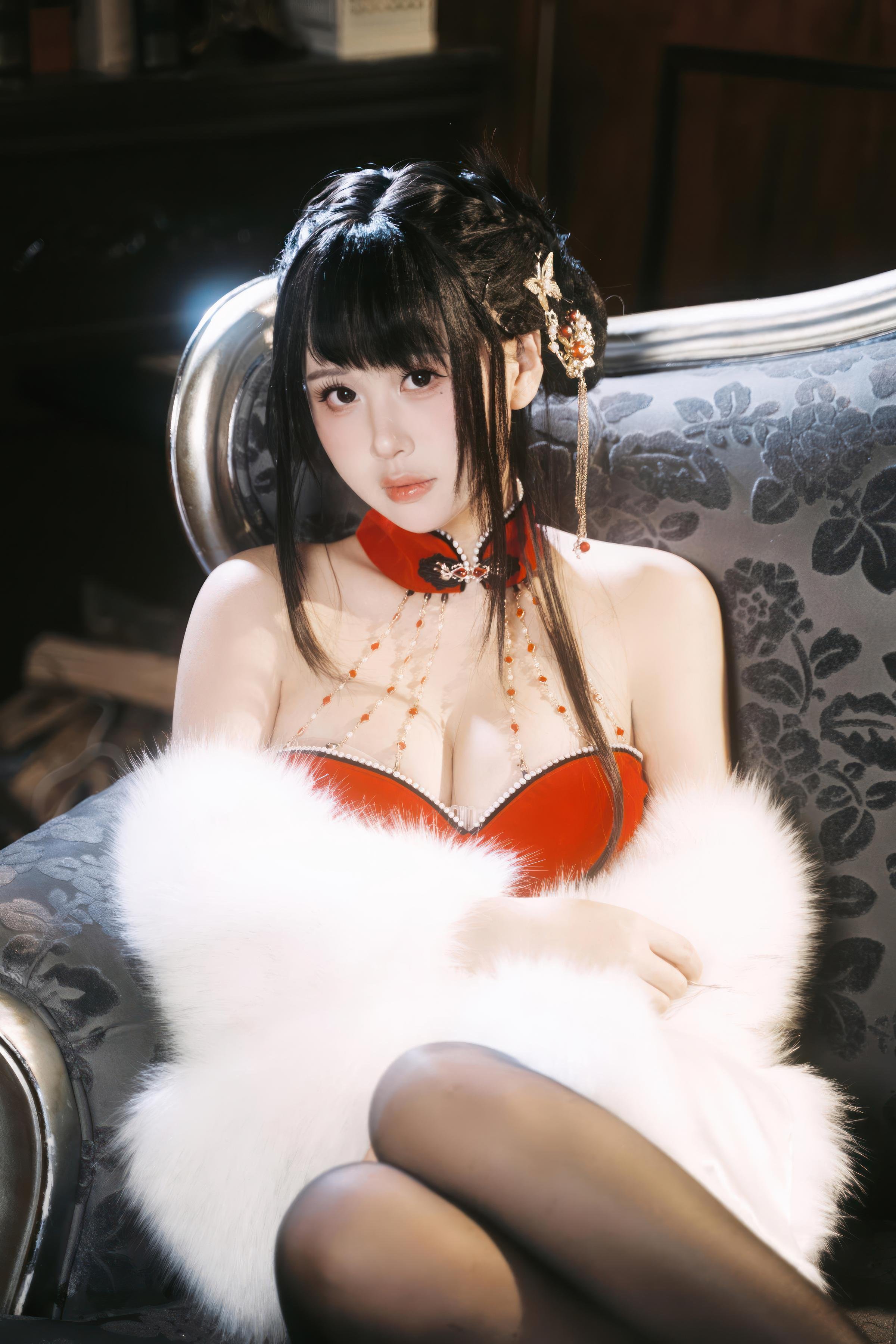 [cosplay] 萌芽儿o0 - 朱砂痣：真人写实性感主题演绎 朱砂点缀妆容与情绪氛围 黑丝造型勾勒曲线 美乳线条与成熟魅惑并存 近景私房写真 26P