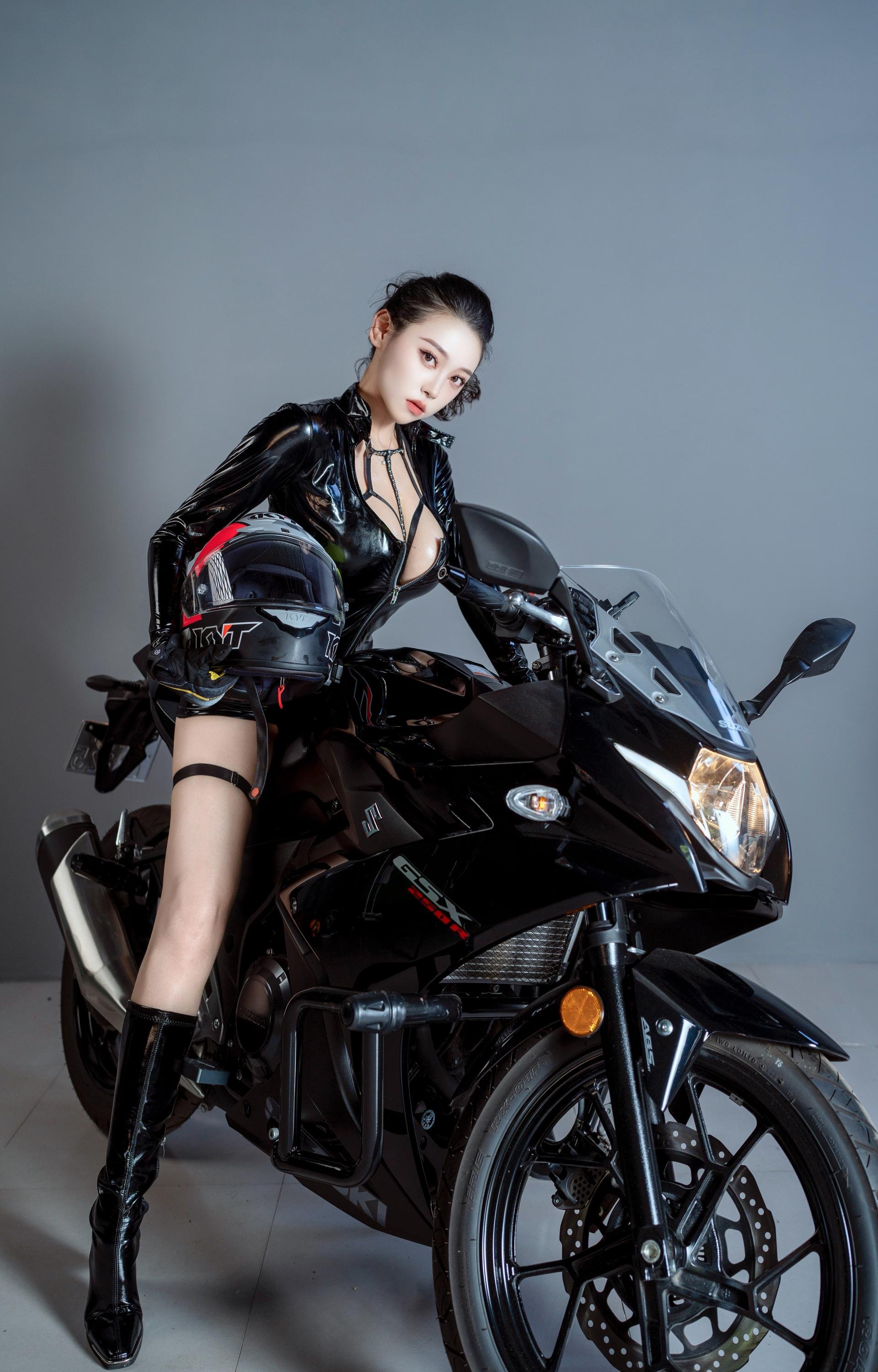 清妙 - 秀人网模特机车女郎：真人写实秀人风格机车主题造型 皮衣机车元素结合女性曲线 张力十足的姿态与眼神表现 性感与诱惑并存的氛围感私房写真 80P