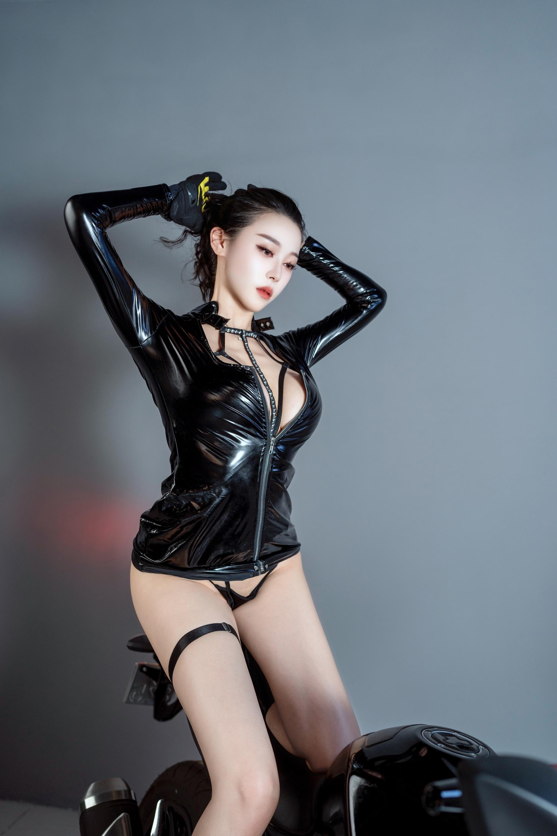 清妙 - 秀人网模特机车女郎：真人写实秀人风格机车主题造型 皮衣机车元素结合女性曲线 张力十足的姿态与眼神表现 性感与诱惑并存的氛围感私房写真 80P