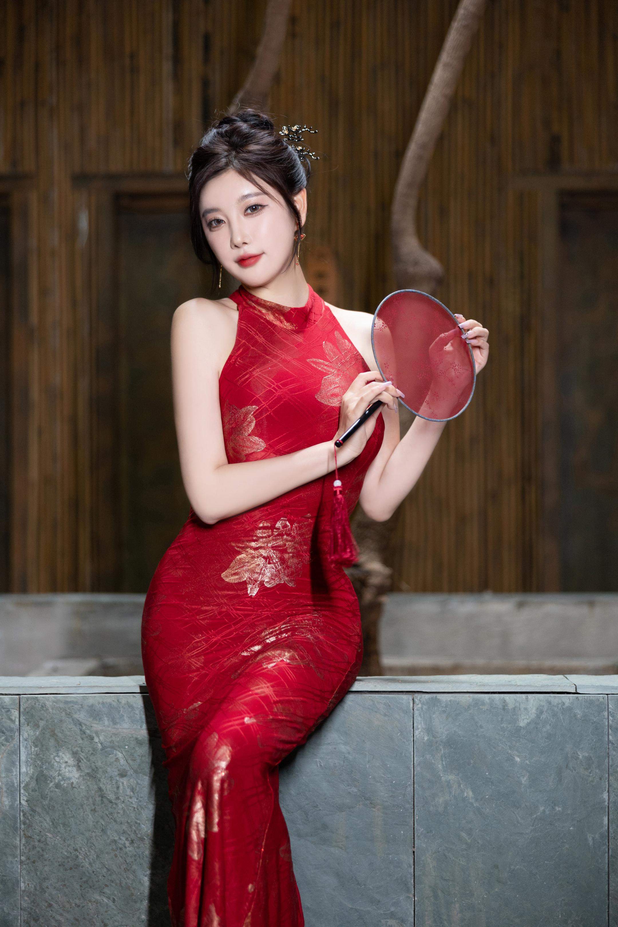 Ảnh] 杨晨晨Yome - Mẫu Nữ Mạng Xã Hội Trong Áo Dài Đỏ: Sự Kết Hợp Giữa Áo Dài Đỏ, Tất Đen Và Giày Cao Gót, Hòa Quyện Vẻ Đẹp Phương Đông Và Sự Quyến Rũ, Không Gian Riêng Tư Với Làn Da Mịn Màng, Đường Cong Êm Ái 109P